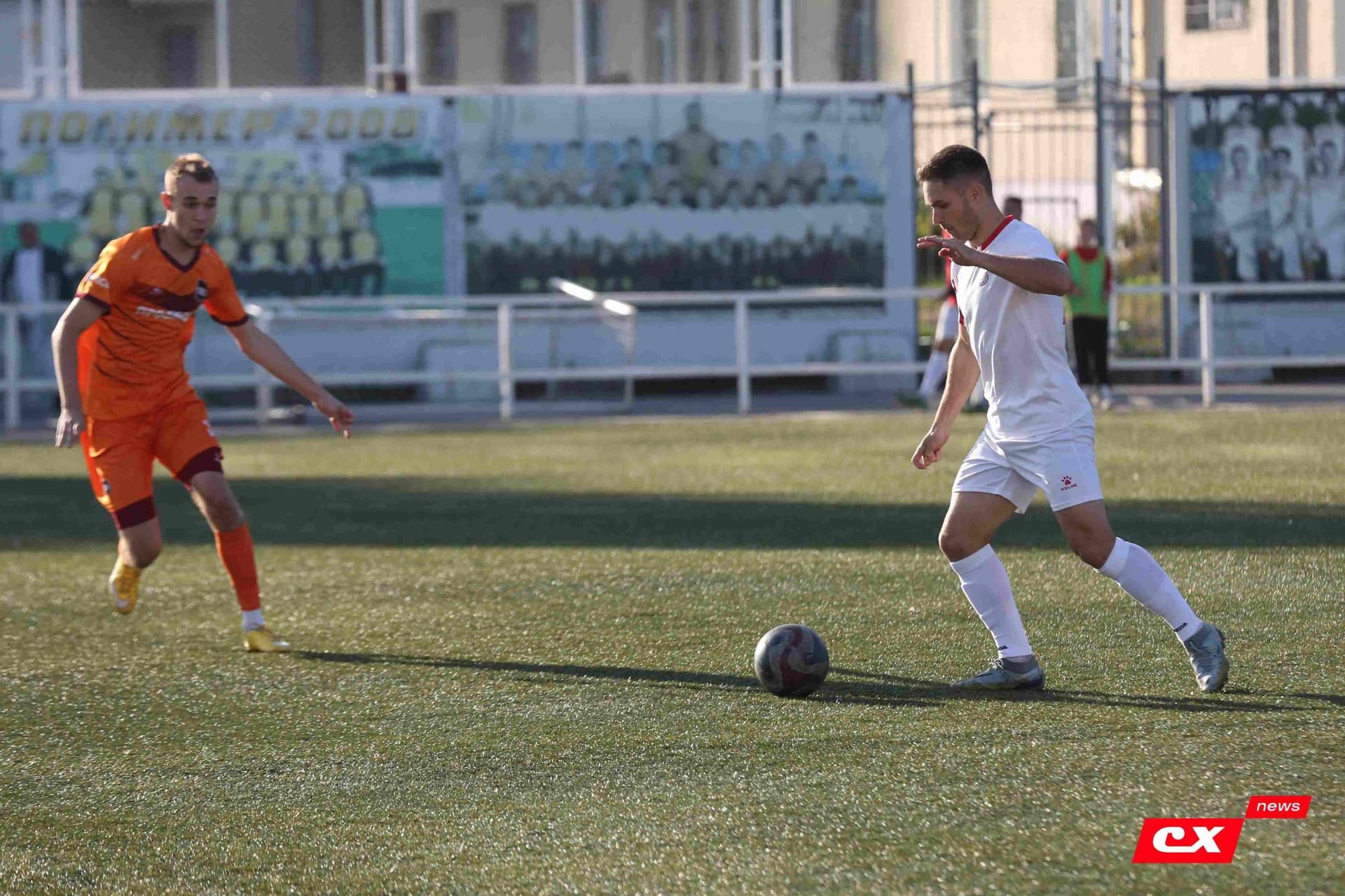 «Полимер» 2:2 «Темп». Третья лига. 05.09.2025. Владимир Мартынов («CX News») и Александр Чёрный («Алтайский спорт») — кадр 85