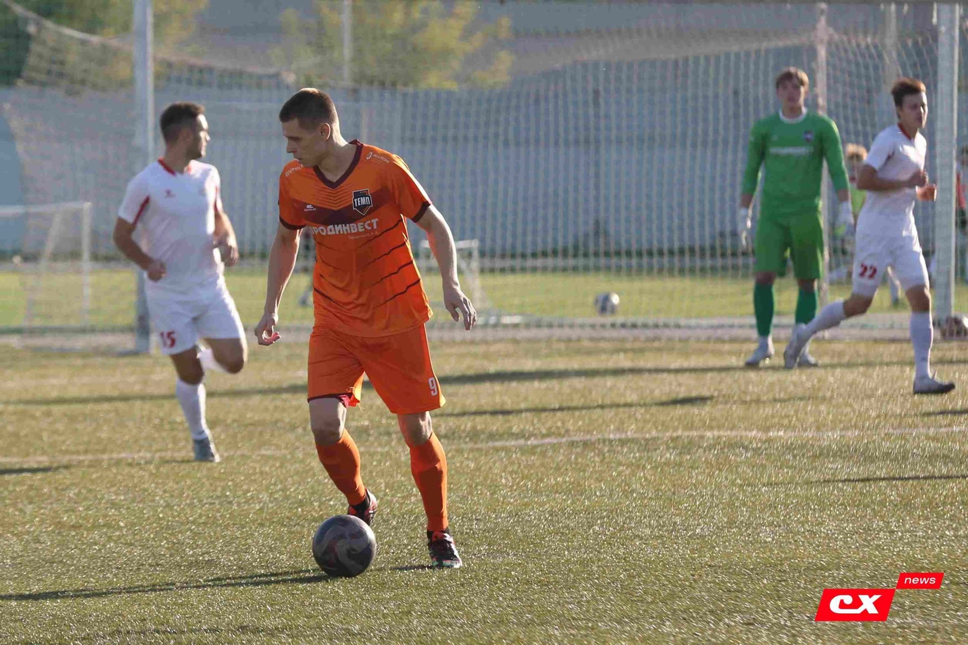 «Полимер» 2:2 «Темп». Третья лига. 05.09.2025. Владимир Мартынов («CX News») и Александр Чёрный («Алтайский спорт») — кадр 87