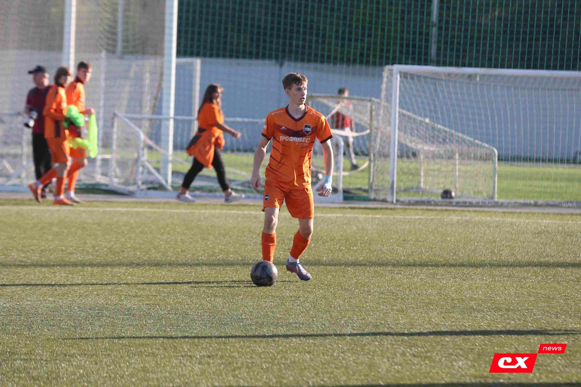 «Полимер» 2:2 «Темп». Третья лига. 05.09.2025. Владимир Мартынов («CX News») и Александр Чёрный («Алтайский спорт») — кадр 88