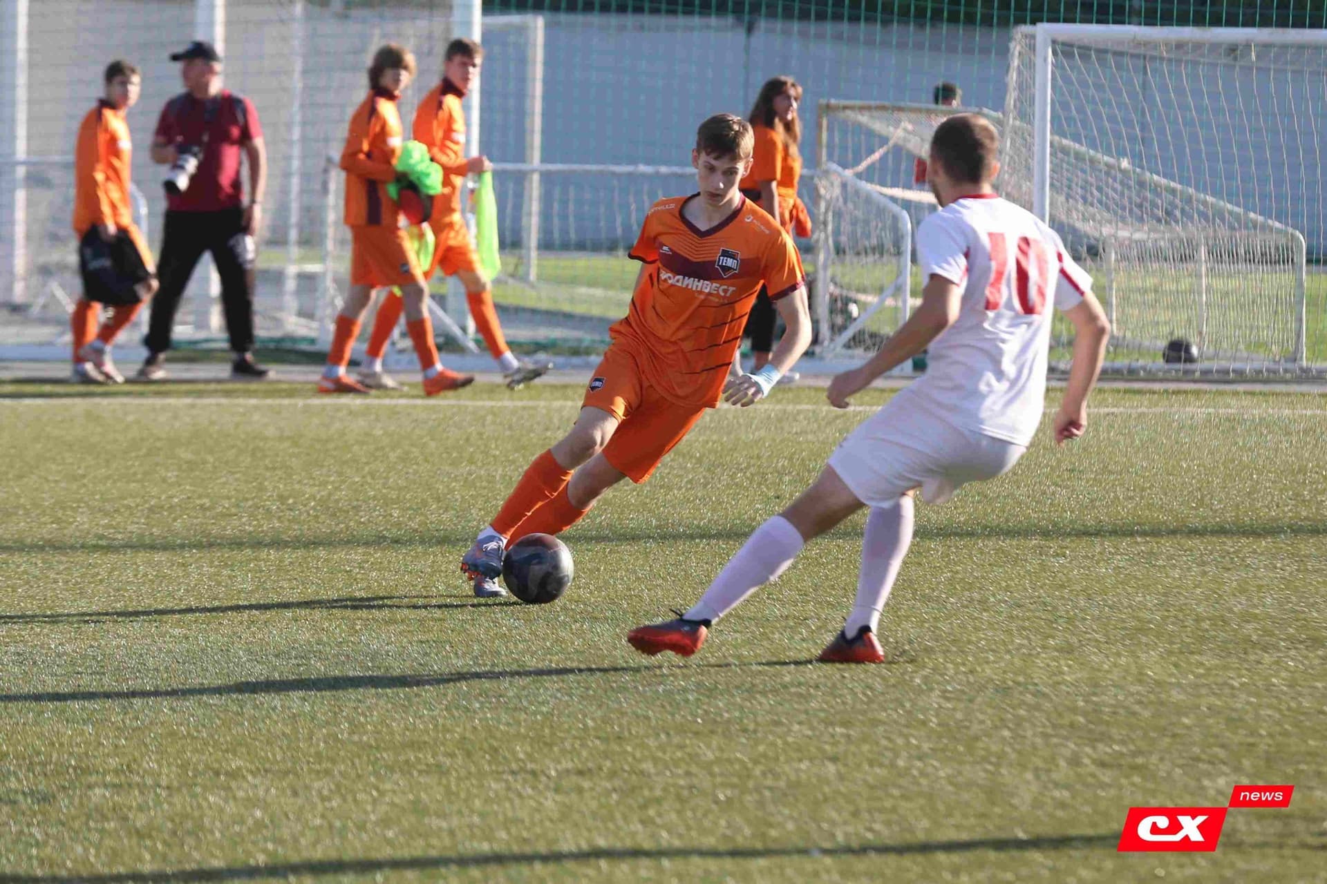 «Полимер» 2:2 «Темп». Третья лига. 05.09.2025. Владимир Мартынов («CX News») и Александр Чёрный («Алтайский спорт») — кадр 89