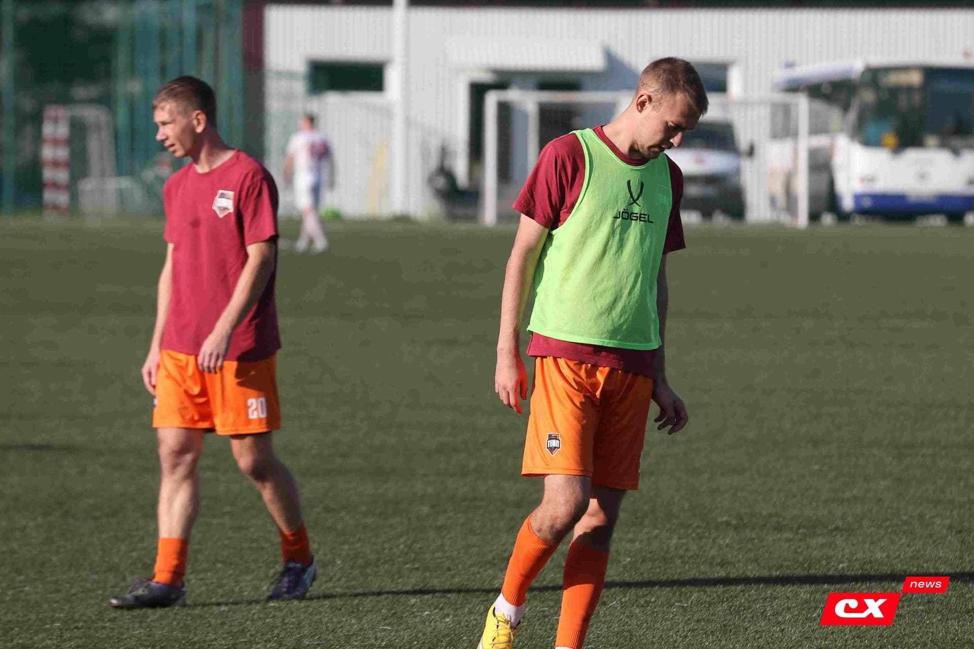 «Полимер» 2:2 «Темп». Третья лига. 05.09.2025. Владимир Мартынов («CX News») и Александр Чёрный («Алтайский спорт») — кадр 9