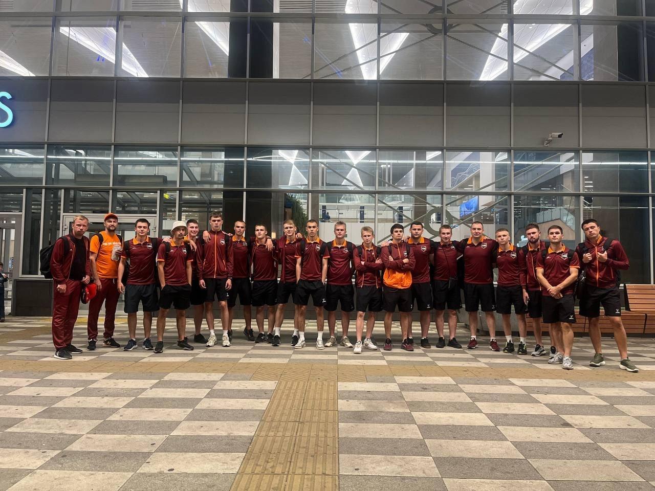 В Красноярск отправились 19 футболистов!