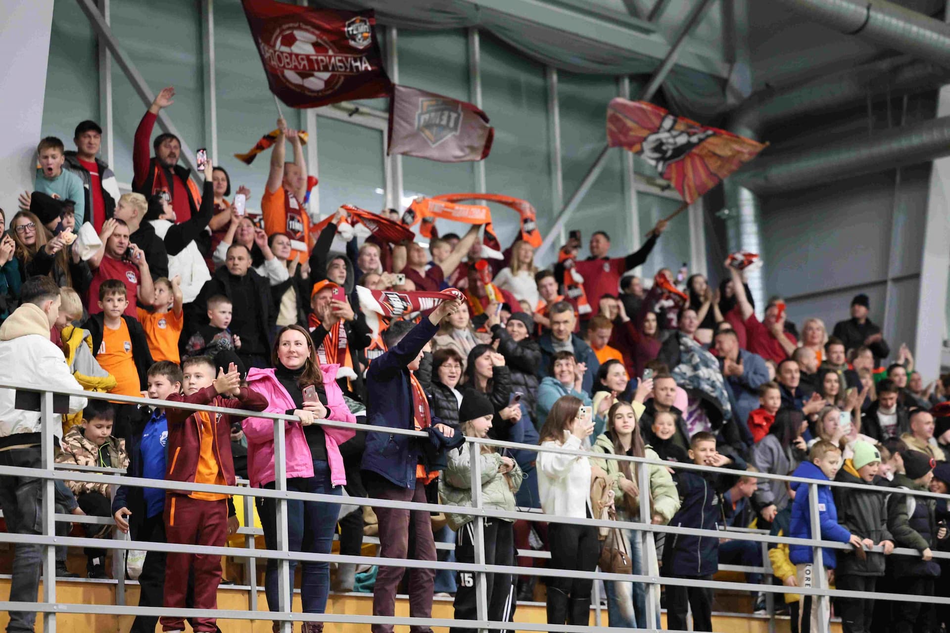 «Темп» 1:0 «Динамо-Барнаул-М». Третья лига. 05.10.2025. Александр Чёрный («Алтайский спорт»), Владимир Мартынов («CX News») — кадр 35