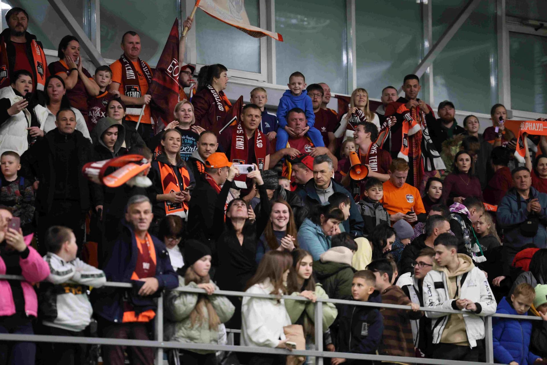 «Темп» 1:0 «Динамо-Барнаул-М». Третья лига. 05.10.2025. Александр Чёрный («Алтайский спорт»), Владимир Мартынов («CX News») — кадр 36