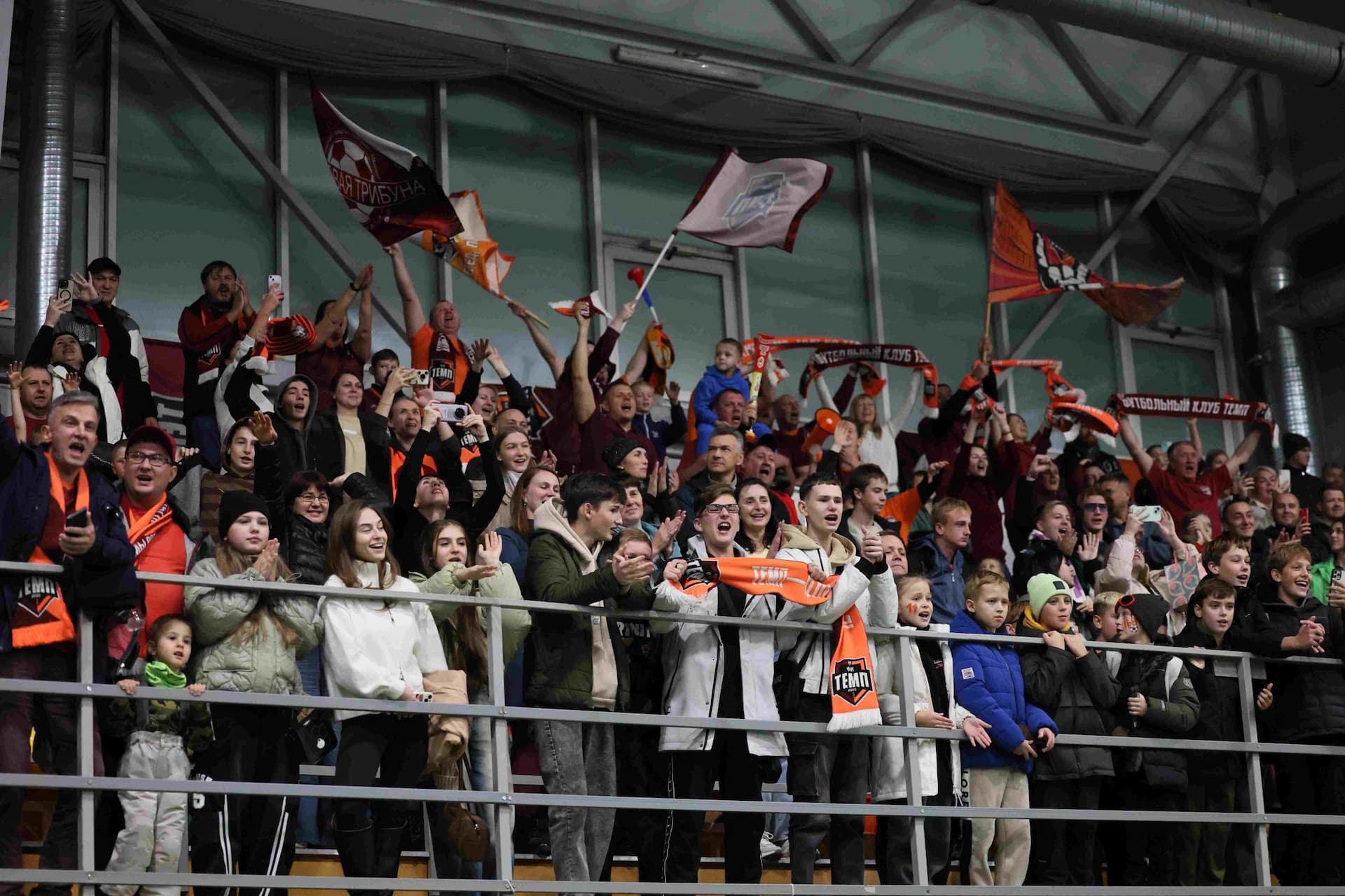 «Темп» 1:0 «Динамо-Барнаул-М». Третья лига. 05.10.2025. Александр Чёрный («Алтайский спорт»), Владимир Мартынов («CX News») — кадр 39