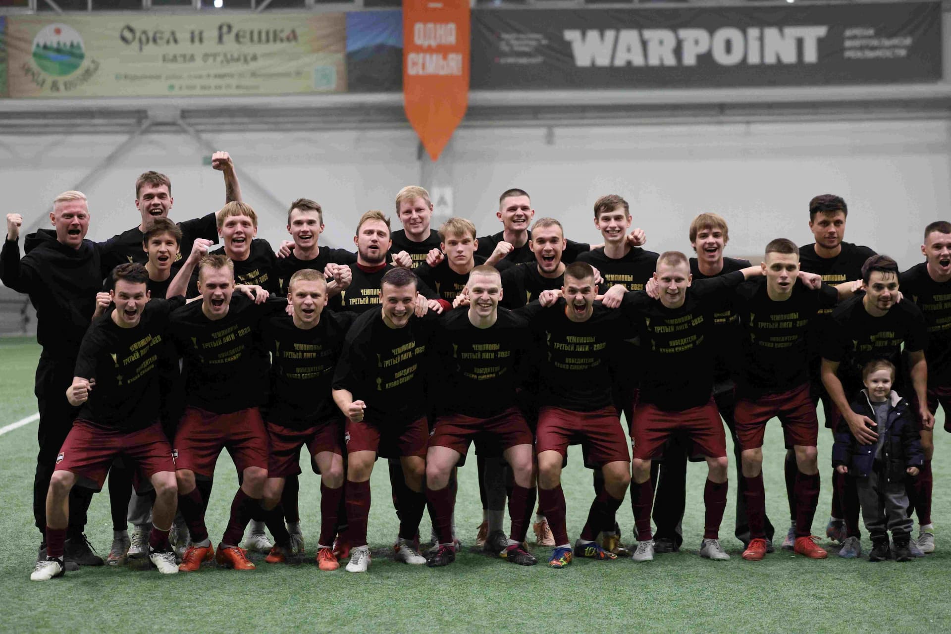 «Темп» 1:0 «Динамо-Барнаул-М». Третья лига. 05.10.2025. Александр Чёрный («Алтайский спорт»), Владимир Мартынов («CX News») — кадр 45