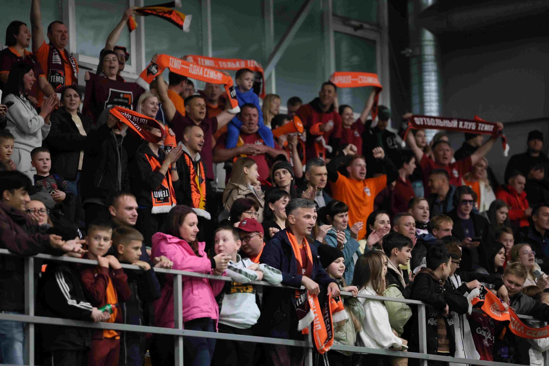 «Темп» 1:0 «Динамо-Барнаул-М». Третья лига. 05.10.2025. Александр Чёрный («Алтайский спорт»), Владимир Мартынов («CX News») — кадр 46