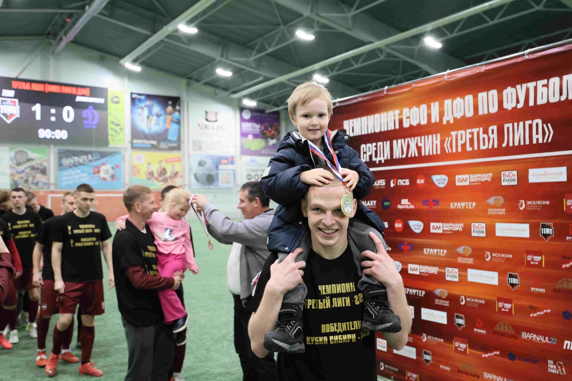 «Темп» 1:0 «Динамо-Барнаул-М». Третья лига. 05.10.2025. Александр Чёрный («Алтайский спорт»), Владимир Мартынов («CX News») — кадр 50