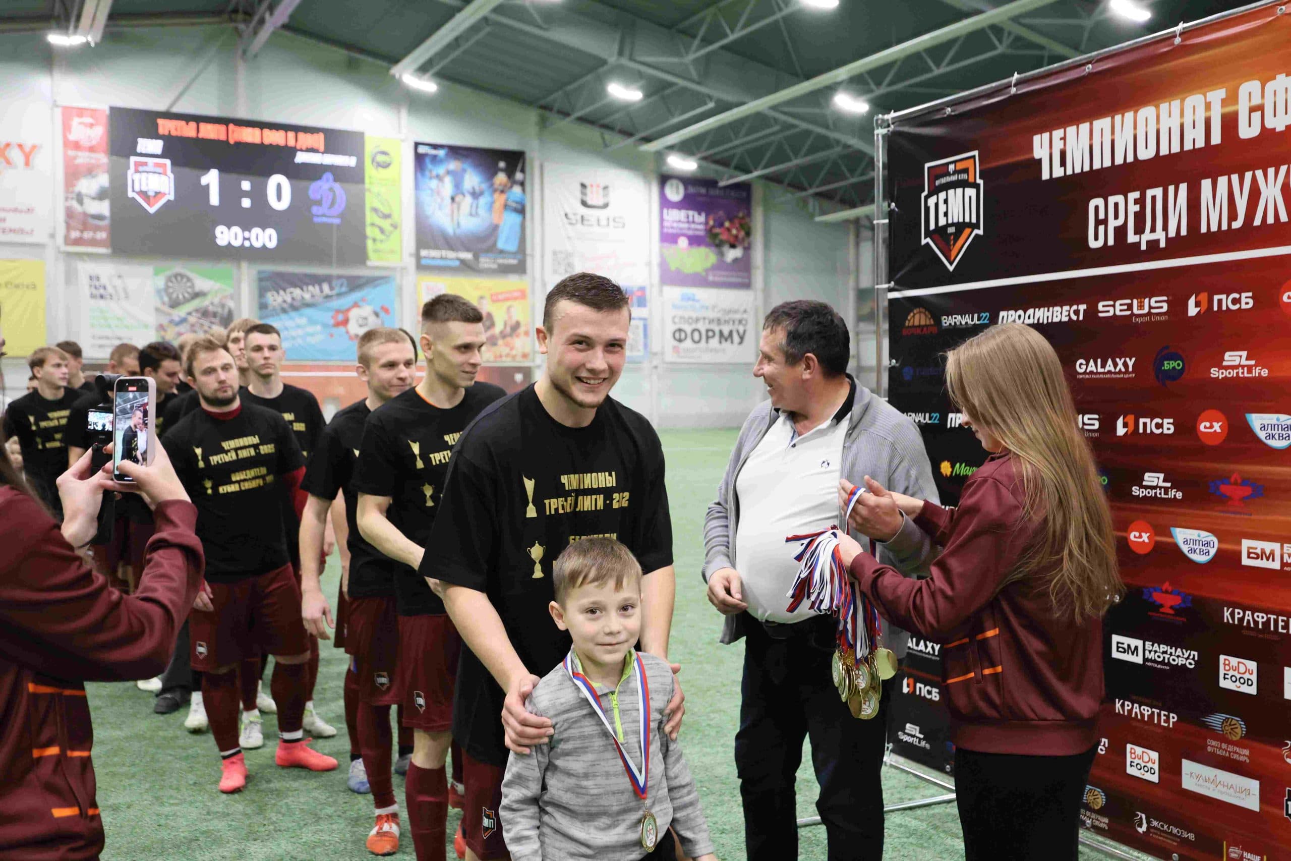 «Темп» 1:0 «Динамо-Барнаул-М». Третья лига. 05.10.2025. Александр Чёрный («Алтайский спорт»), Владимир Мартынов («CX News») — фото 3