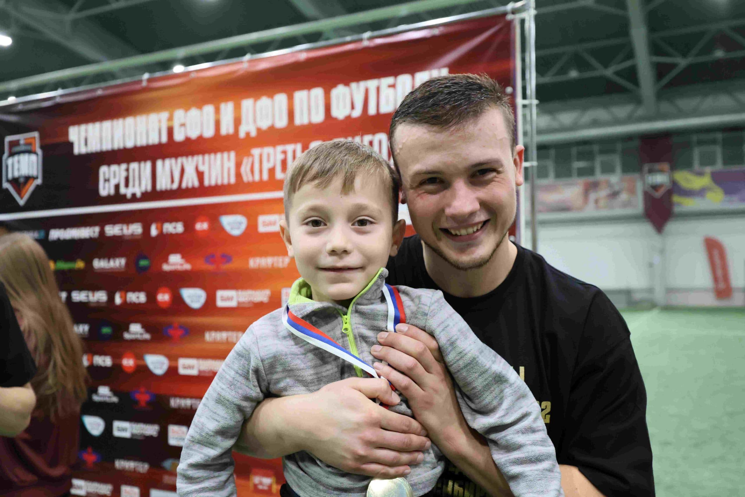 «Темп» 1:0 «Динамо-Барнаул-М». Третья лига. 05.10.2025. Александр Чёрный («Алтайский спорт»), Владимир Мартынов («CX News») — фото 4