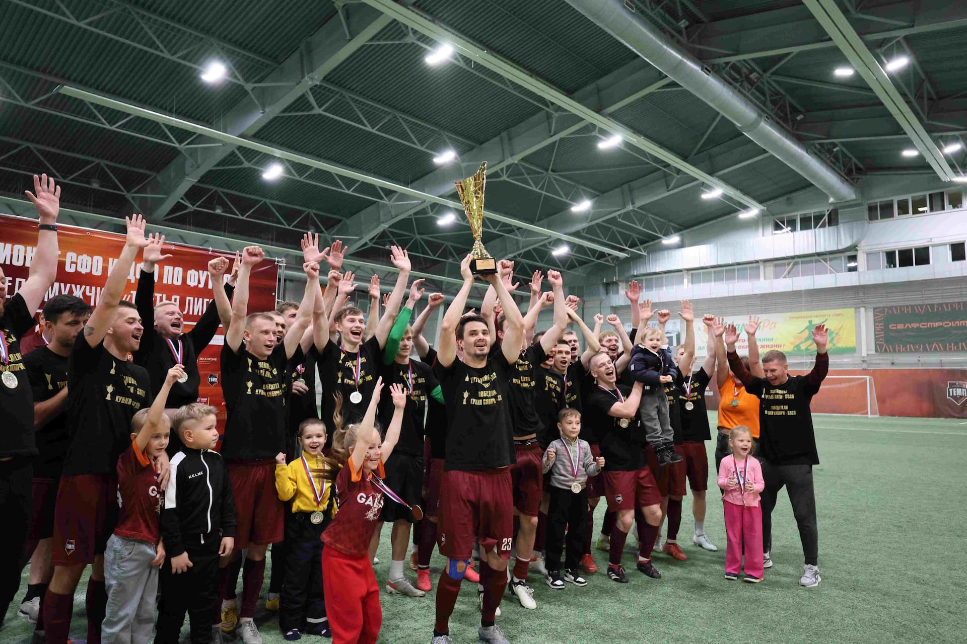 «Темп» 1:0 «Динамо-Барнаул-М». Третья лига. 05.10.2025. Александр Чёрный («Алтайский спорт»), Владимир Мартынов («CX News») — кадр 60