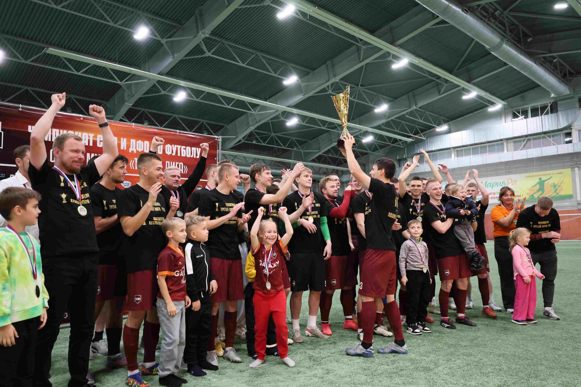 «Темп» 1:0 «Динамо-Барнаул-М». Третья лига. 05.10.2025. Александр Чёрный («Алтайский спорт»), Владимир Мартынов («CX News») — кадр 61