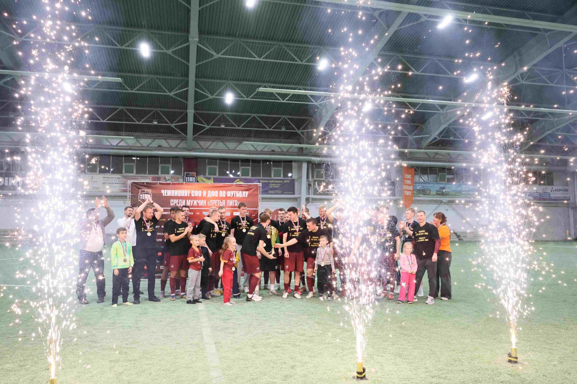 «Темп» 1:0 «Динамо-Барнаул-М». Третья лига. 05.10.2025. Александр Чёрный («Алтайский спорт»), Владимир Мартынов («CX News») — кадр 62