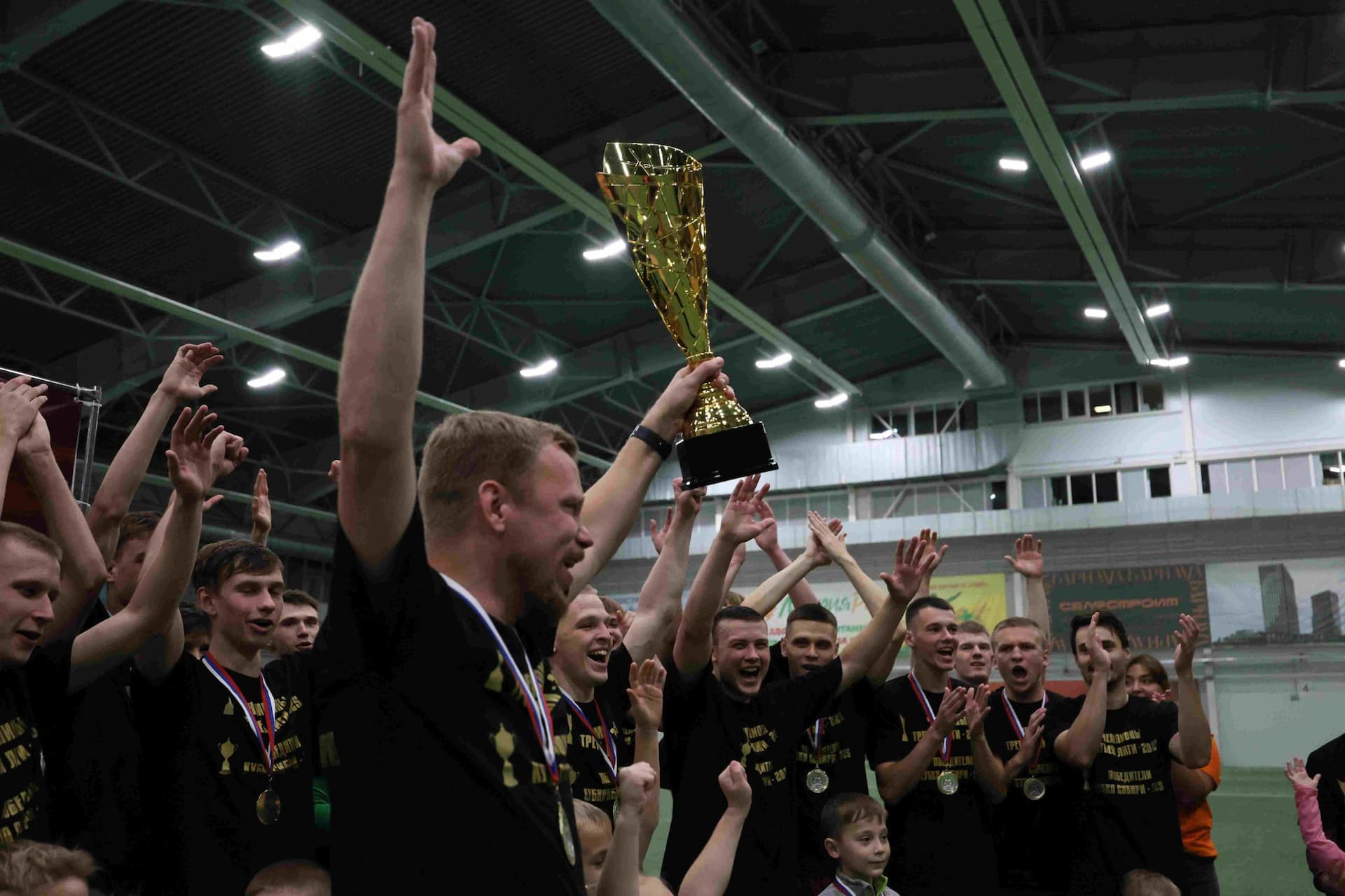 «Темп» 1:0 «Динамо-Барнаул-М». Третья лига. 05.10.2025. Александр Чёрный («Алтайский спорт»), Владимир Мартынов («CX News») — кадр 63