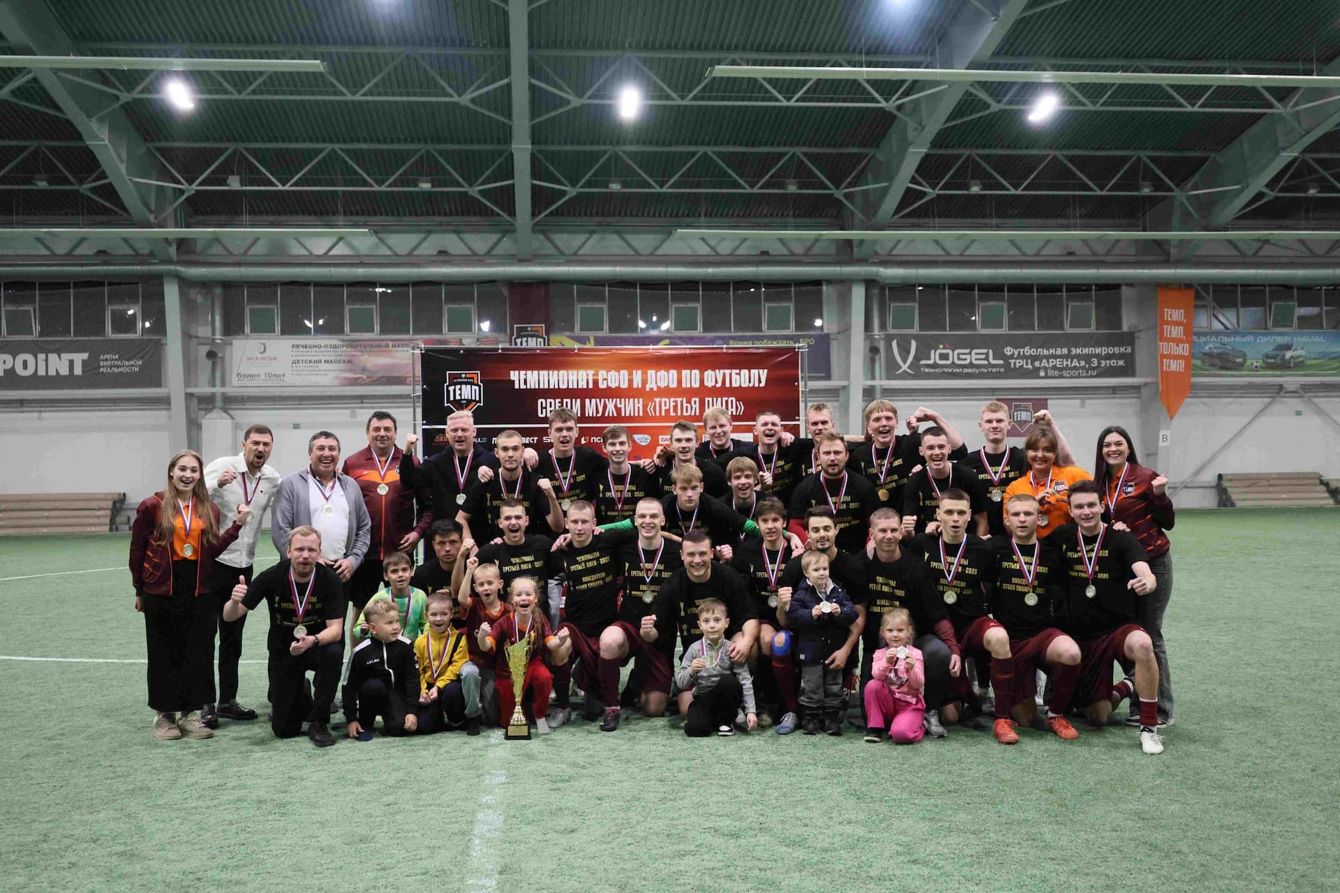 «Темп» 1:0 «Динамо-Барнаул-М». Третья лига. 05.10.2025. Александр Чёрный («Алтайский спорт»), Владимир Мартынов («CX News») — кадр 65