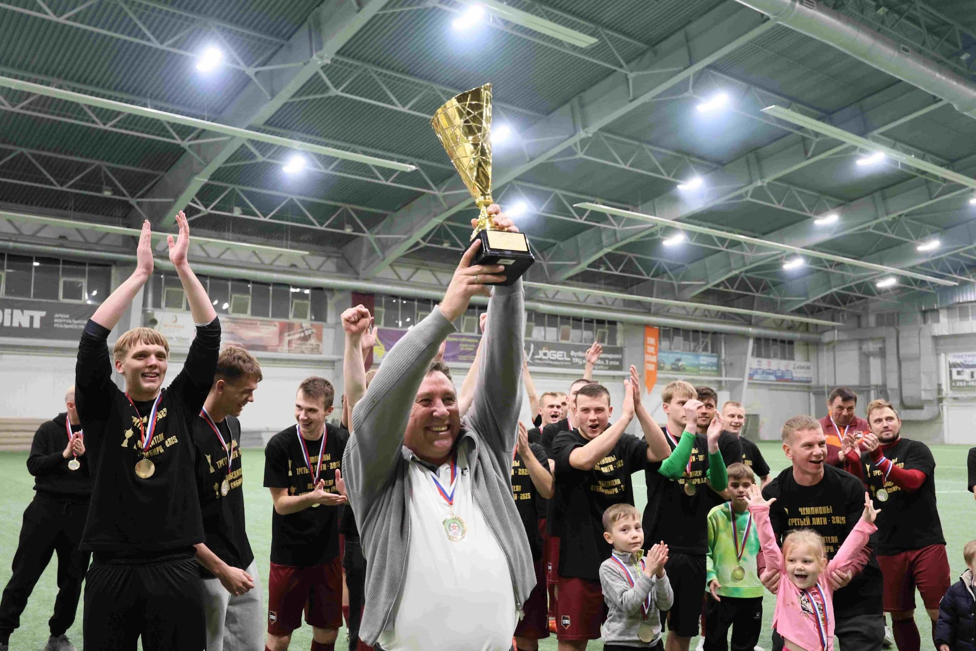 «Темп» 1:0 «Динамо-Барнаул-М». Третья лига. 05.10.2025. Александр Чёрный («Алтайский спорт»), Владимир Мартынов («CX News») — кадр 70