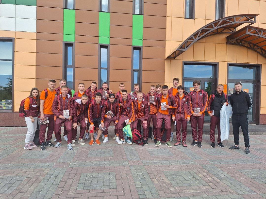 В Новосибирск отправились 19 футболистов!