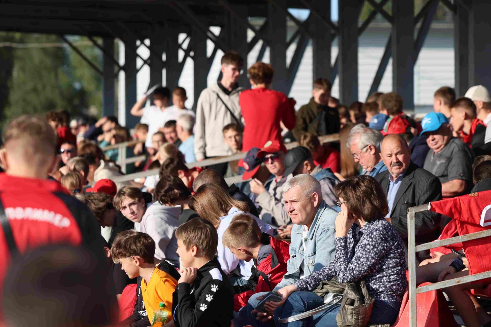 «Полимер» 2:2 «Темп». Третья лига. 05.09.2025. Владимир Мартынов («CX News») и Александр Чёрный («Алтайский спорт») — кадр 160