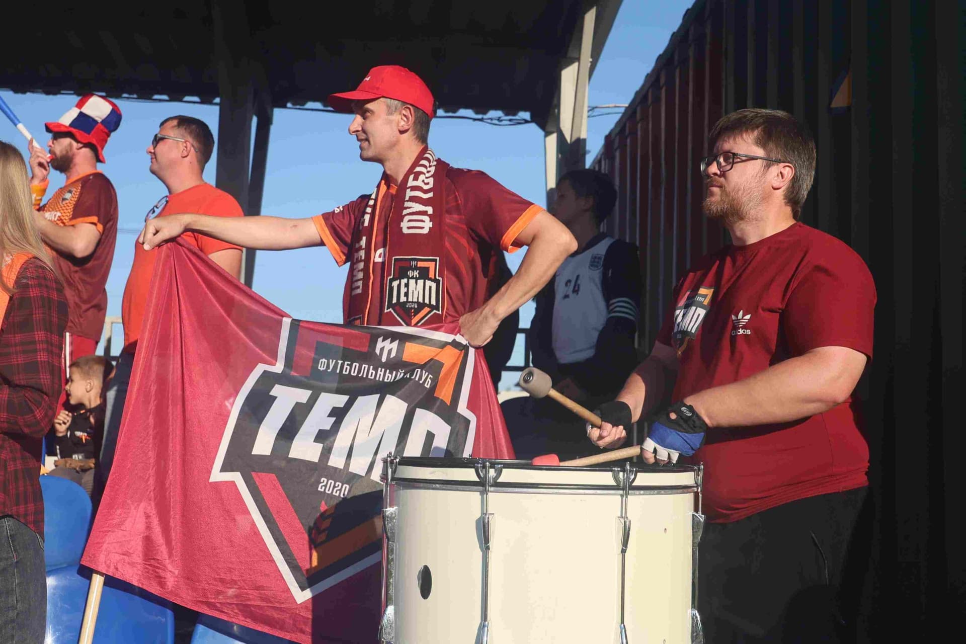 «Полимер» 2:2 «Темп». Третья лига. 05.09.2025. Владимир Мартынов («CX News») и Александр Чёрный («Алтайский спорт») — кадр 186