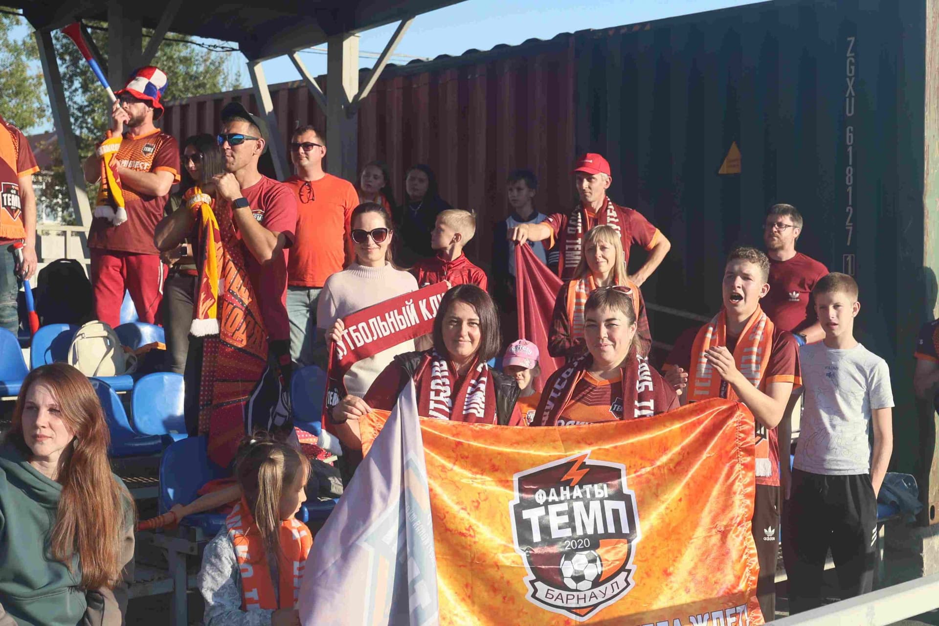 «Полимер» 2:2 «Темп». Третья лига. 05.09.2025. Владимир Мартынов («CX News») и Александр Чёрный («Алтайский спорт») — кадр 187