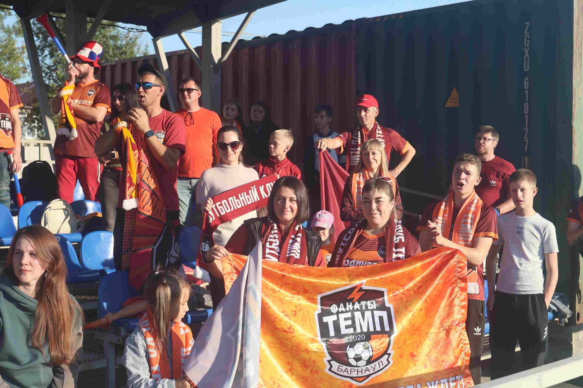 «Полимер» 2:2 «Темп». Третья лига. 05.09.2025. Владимир Мартынов («CX News») и Александр Чёрный («Алтайский спорт») — кадр 188