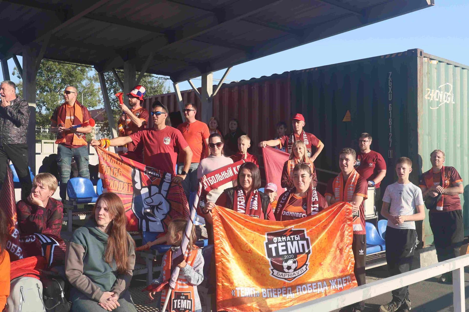 «Полимер» 2:2 «Темп». Третья лига. 05.09.2025. Владимир Мартынов («CX News») и Александр Чёрный («Алтайский спорт») — кадр 190