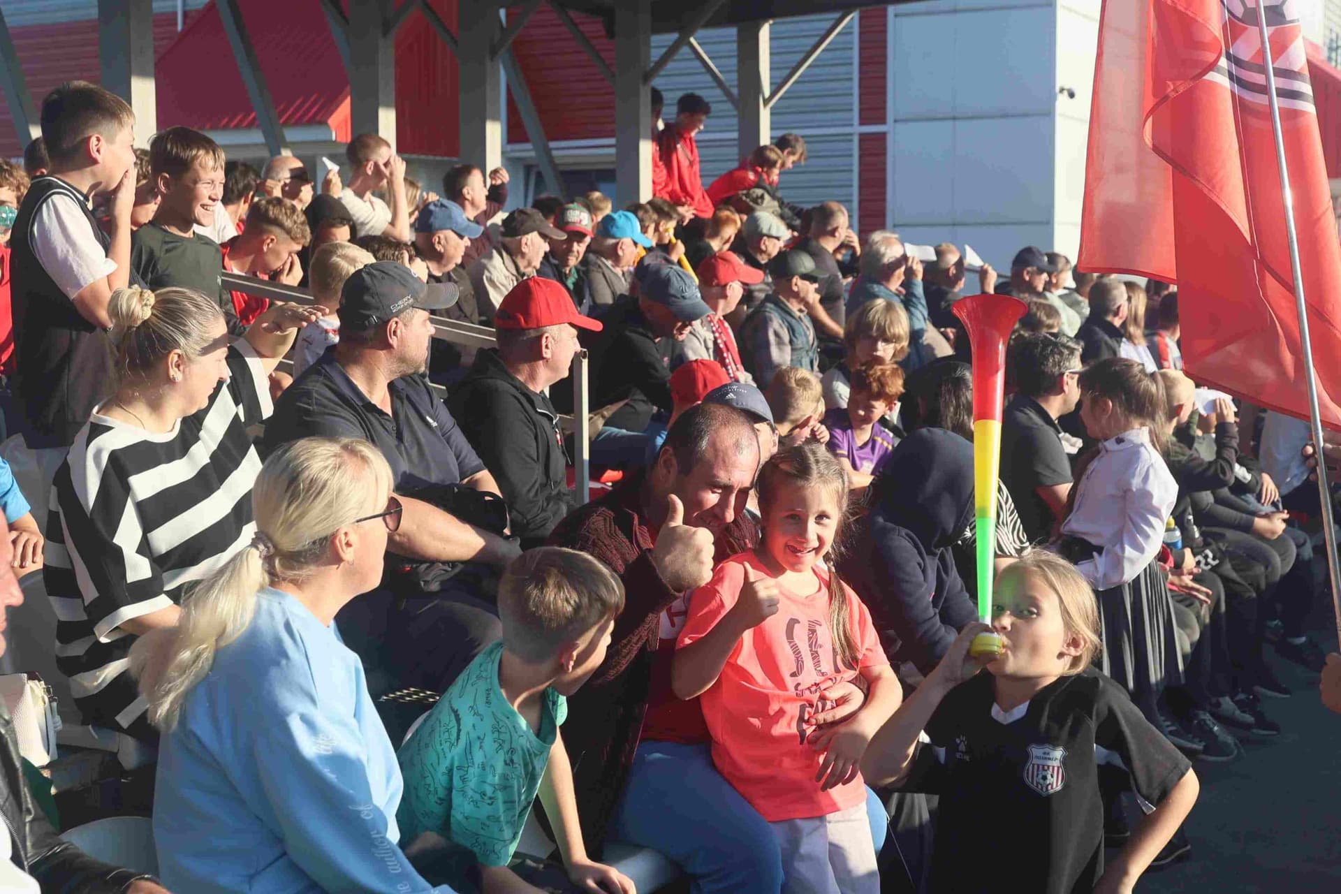 «Полимер» 2:2 «Темп». Третья лига. 05.09.2025. Владимир Мартынов («CX News») и Александр Чёрный («Алтайский спорт») — кадр 191