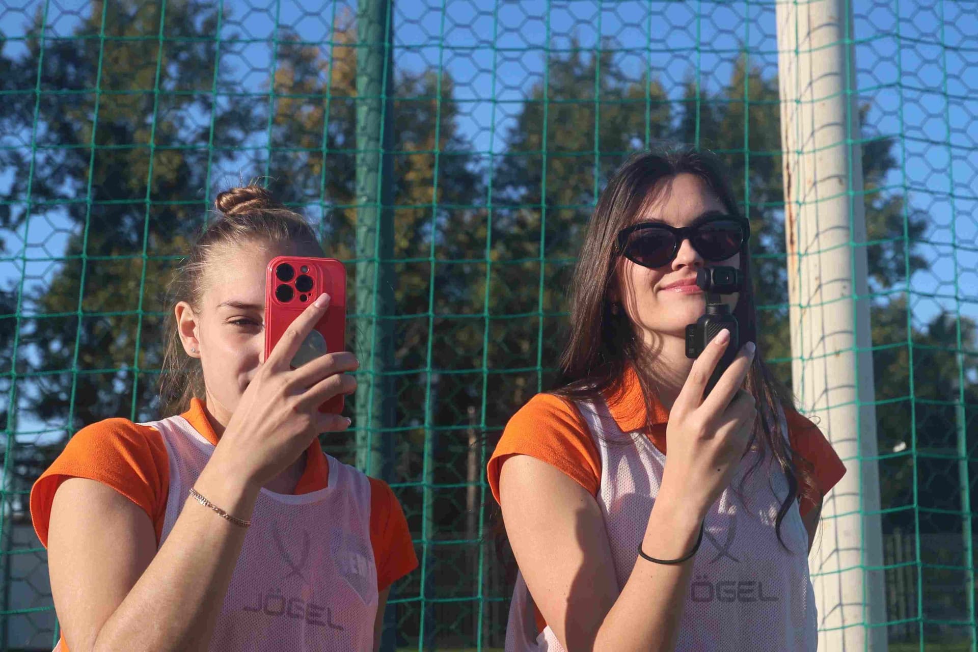 «Полимер» 2:2 «Темп». Третья лига. 05.09.2025. Владимир Мартынов («CX News») и Александр Чёрный («Алтайский спорт») — кадр 194