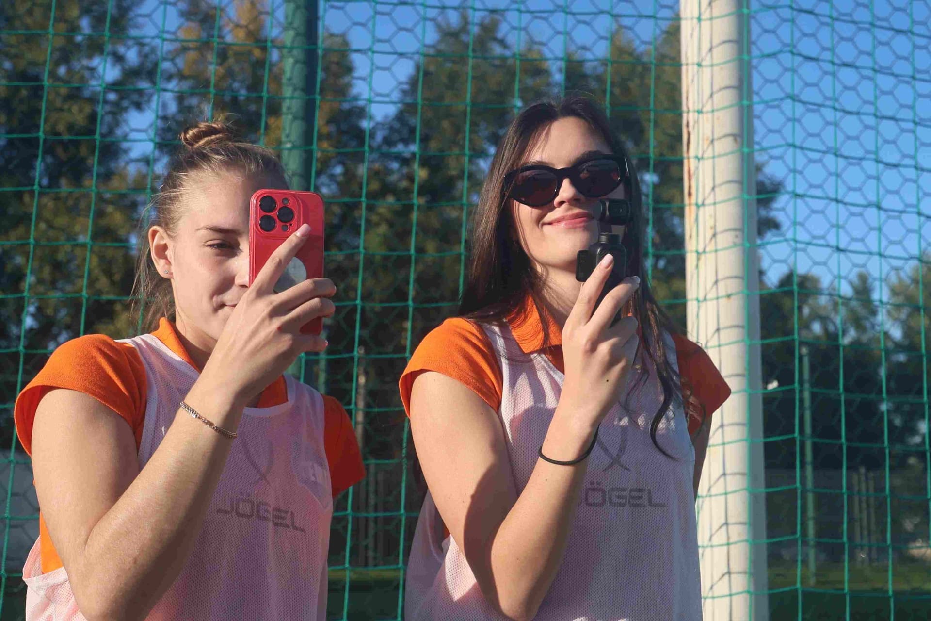 «Полимер» 2:2 «Темп». Третья лига. 05.09.2025. Владимир Мартынов («CX News») и Александр Чёрный («Алтайский спорт») — кадр 195