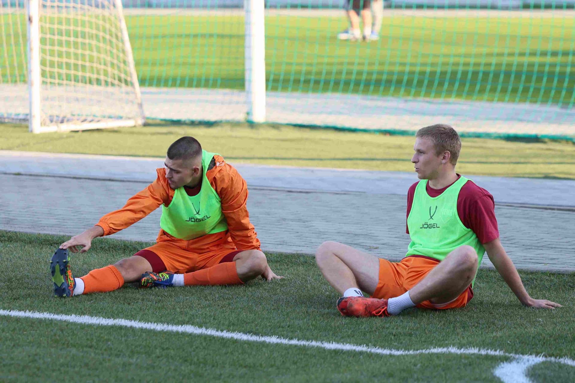 «Полимер» 2:2 «Темп». Третья лига. 05.09.2025. Владимир Мартынов («CX News») и Александр Чёрный («Алтайский спорт») — кадр 201