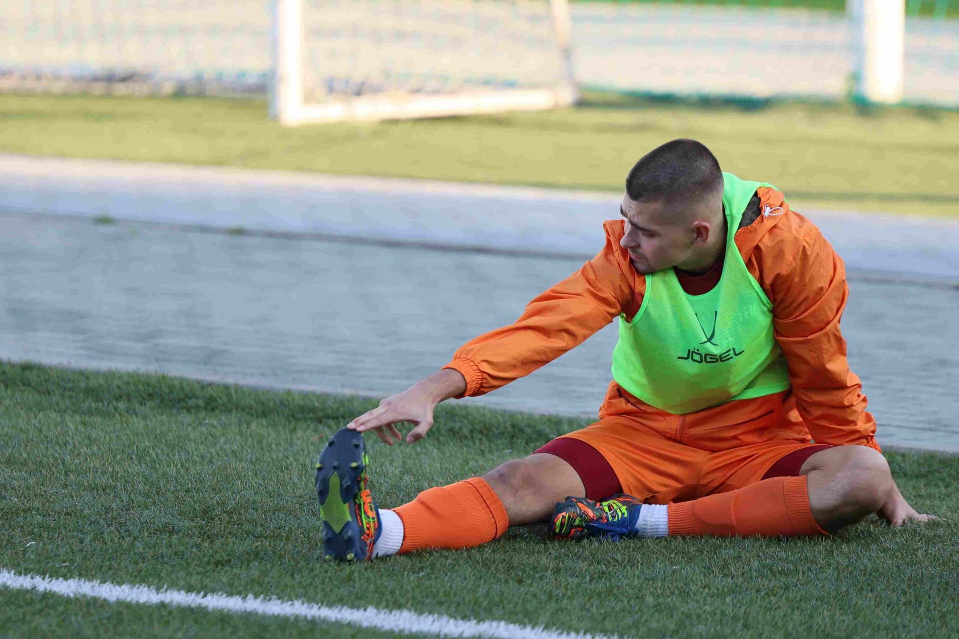 «Полимер» 2:2 «Темп». Третья лига. 05.09.2025. Владимир Мартынов («CX News») и Александр Чёрный («Алтайский спорт») — кадр 202