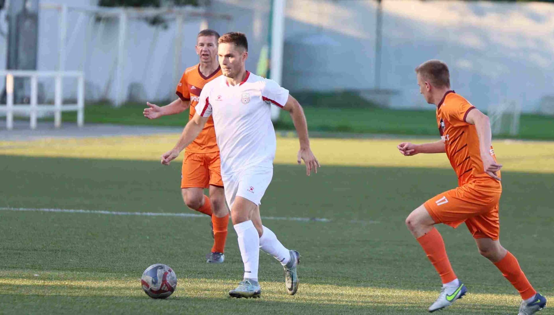 «Полимер» 2:2 «Темп». Третья лига. 05.09.2025. Владимир Мартынов («CX News») и Александр Чёрный («Алтайский спорт») — кадр 203