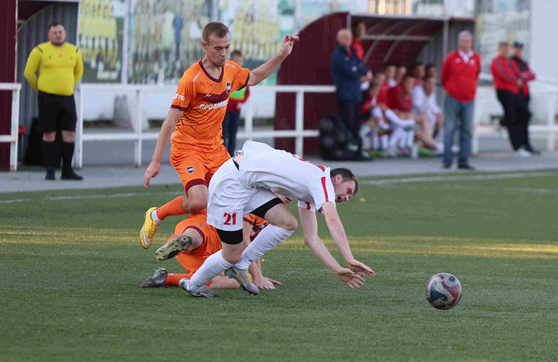 «Полимер» 2:2 «Темп». Третья лига. 05.09.2025. Владимир Мартынов («CX News») и Александр Чёрный («Алтайский спорт») — кадр 206