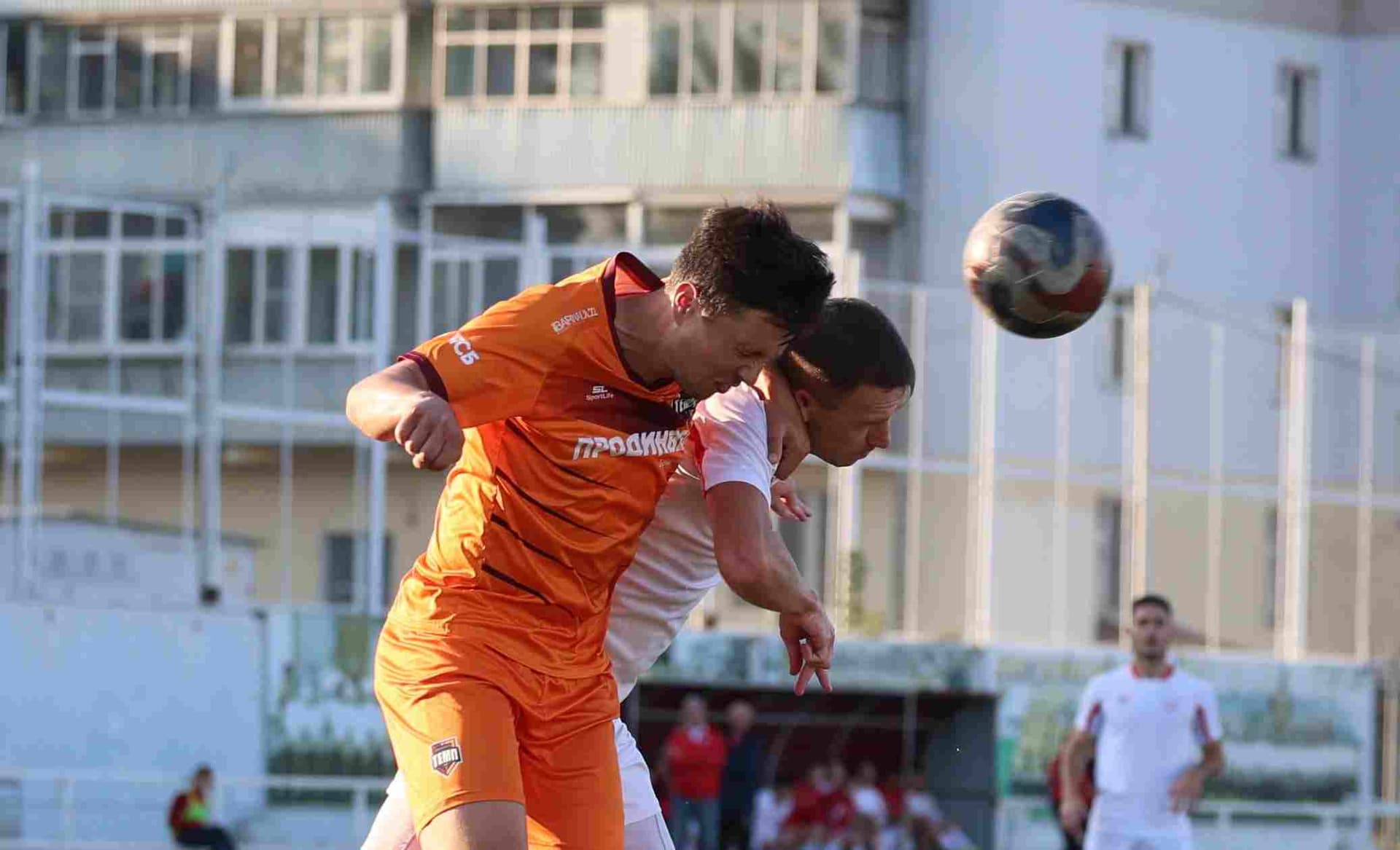 «Полимер» 2:2 «Темп». Третья лига. 05.09.2025. Владимир Мартынов («CX News») и Александр Чёрный («Алтайский спорт») — кадр 208