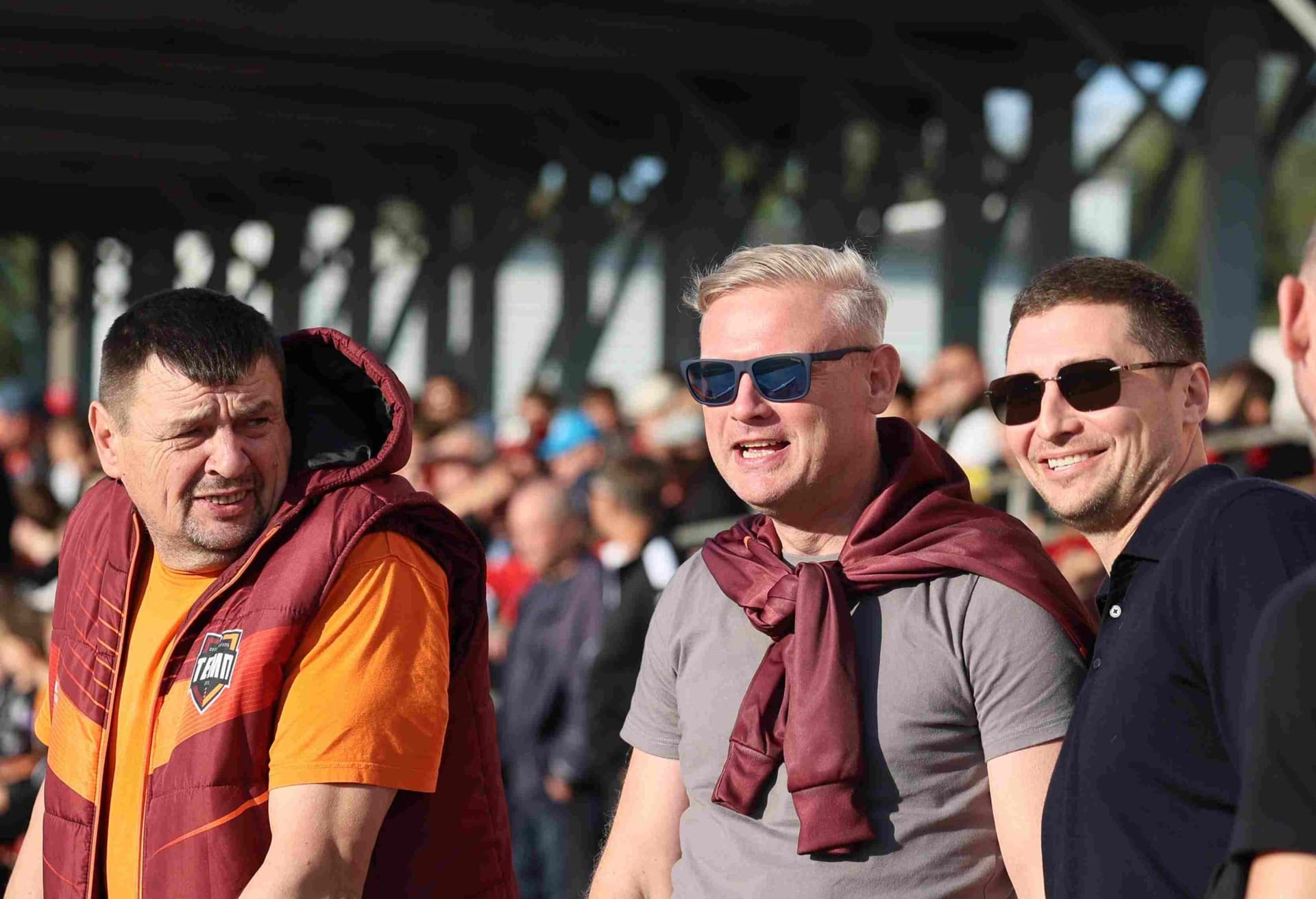 «Полимер» 2:2 «Темп». Третья лига. 05.09.2025. Владимир Мартынов («CX News») и Александр Чёрный («Алтайский спорт») — кадр 164