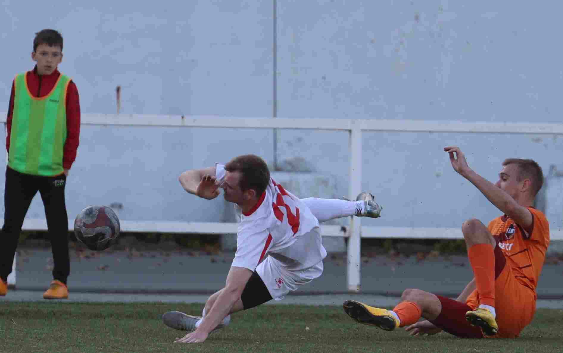 «Полимер» 2:2 «Темп». Третья лига. 05.09.2025. Владимир Мартынов («CX News») и Александр Чёрный («Алтайский спорт») — кадр 210