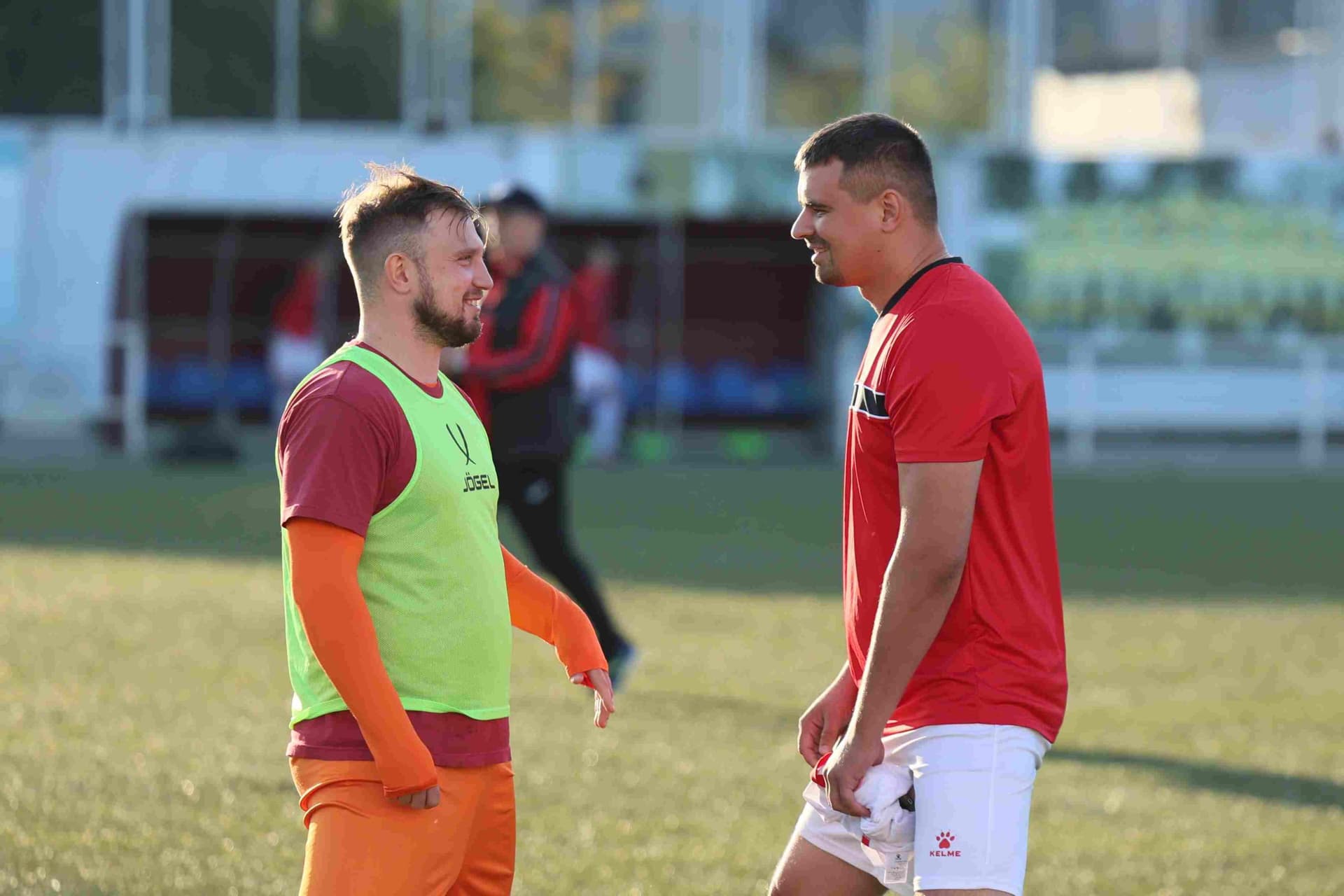 «Полимер» 2:2 «Темп». Третья лига. 05.09.2025. Владимир Мартынов («CX News») и Александр Чёрный («Алтайский спорт») — кадр 211