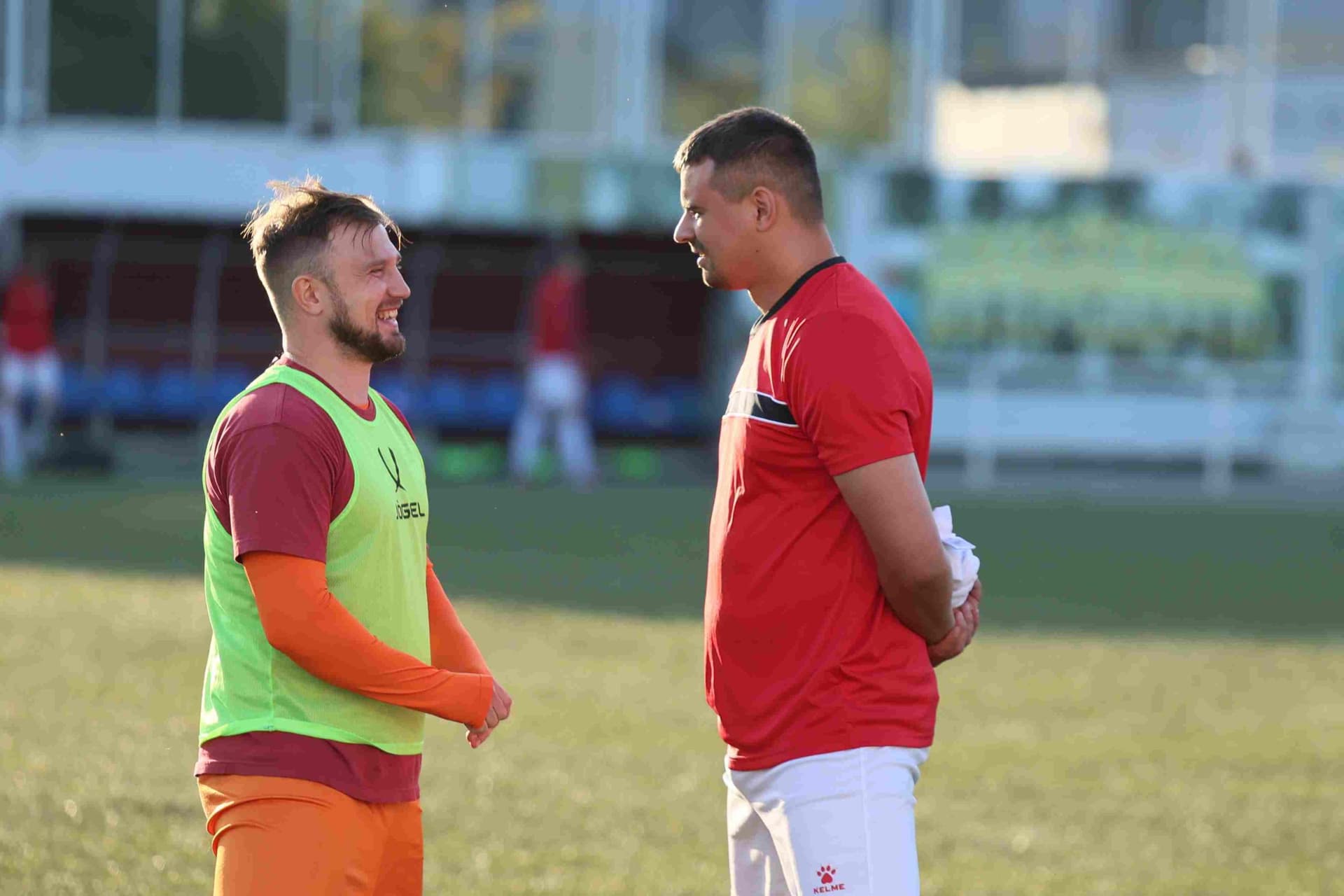 «Полимер» 2:2 «Темп». Третья лига. 05.09.2025. Владимир Мартынов («CX News») и Александр Чёрный («Алтайский спорт») — кадр 212