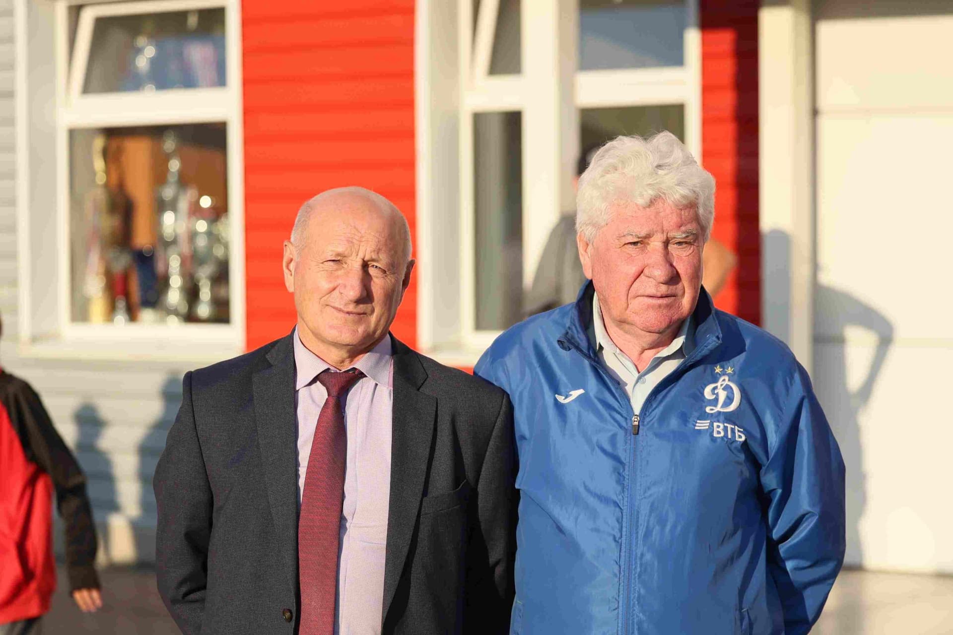 «Полимер» 2:2 «Темп». Третья лига. 05.09.2025. Владимир Мартынов («CX News») и Александр Чёрный («Алтайский спорт») — кадр 215