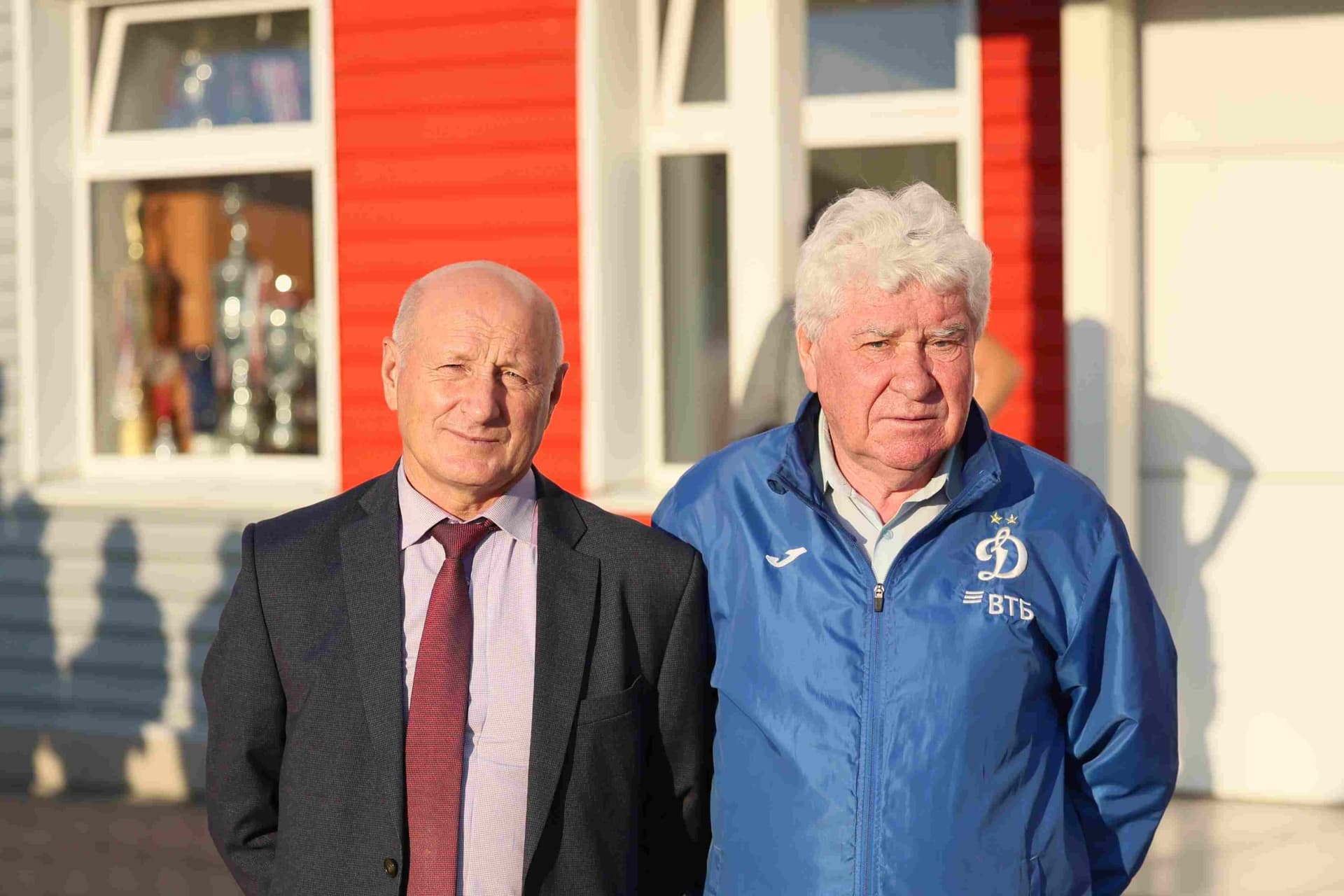 «Полимер» 2:2 «Темп». Третья лига. 05.09.2025. Владимир Мартынов («CX News») и Александр Чёрный («Алтайский спорт») — кадр 216