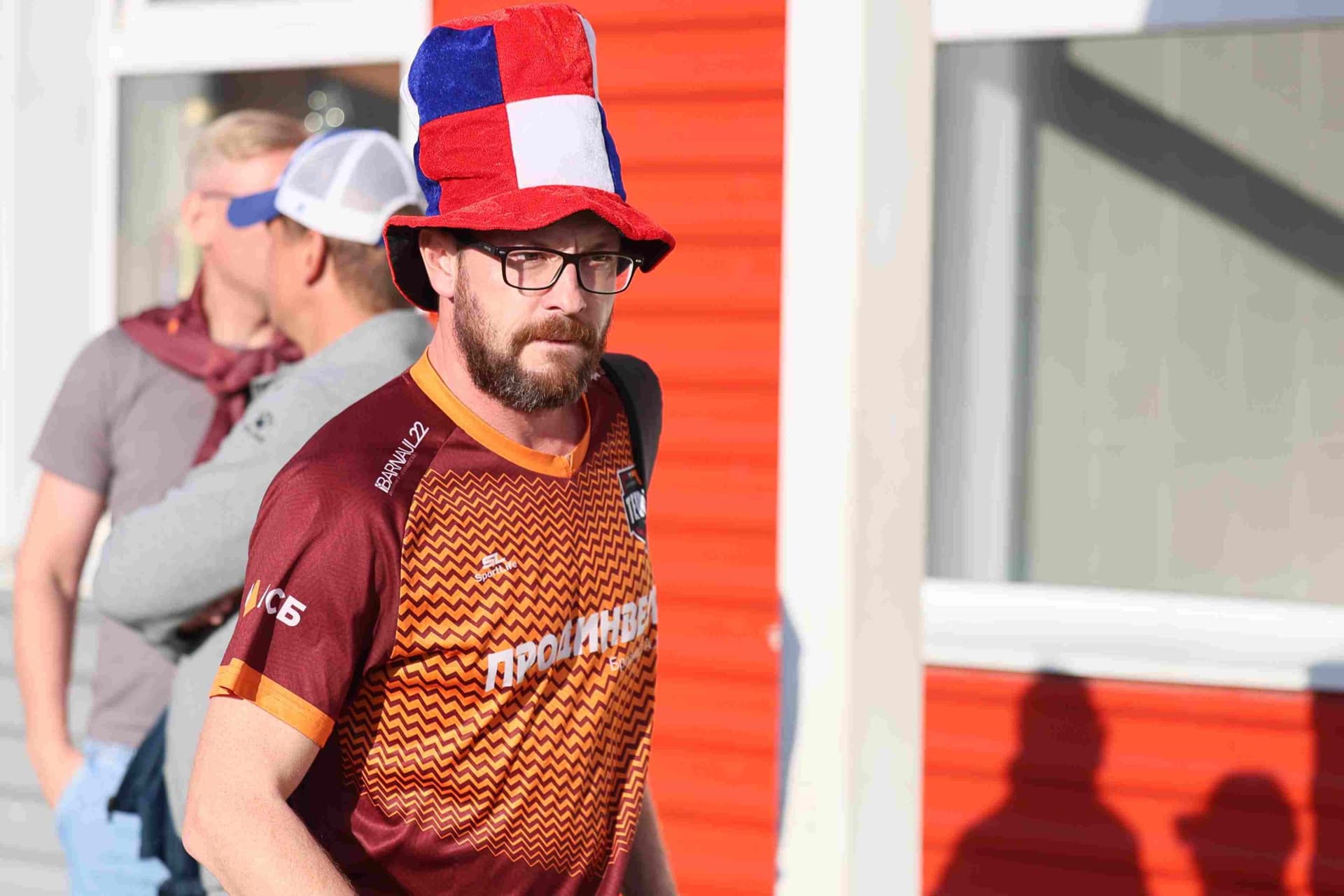 «Полимер» 2:2 «Темп». Третья лига. 05.09.2025. Владимир Мартынов («CX News») и Александр Чёрный («Алтайский спорт») — кадр 165