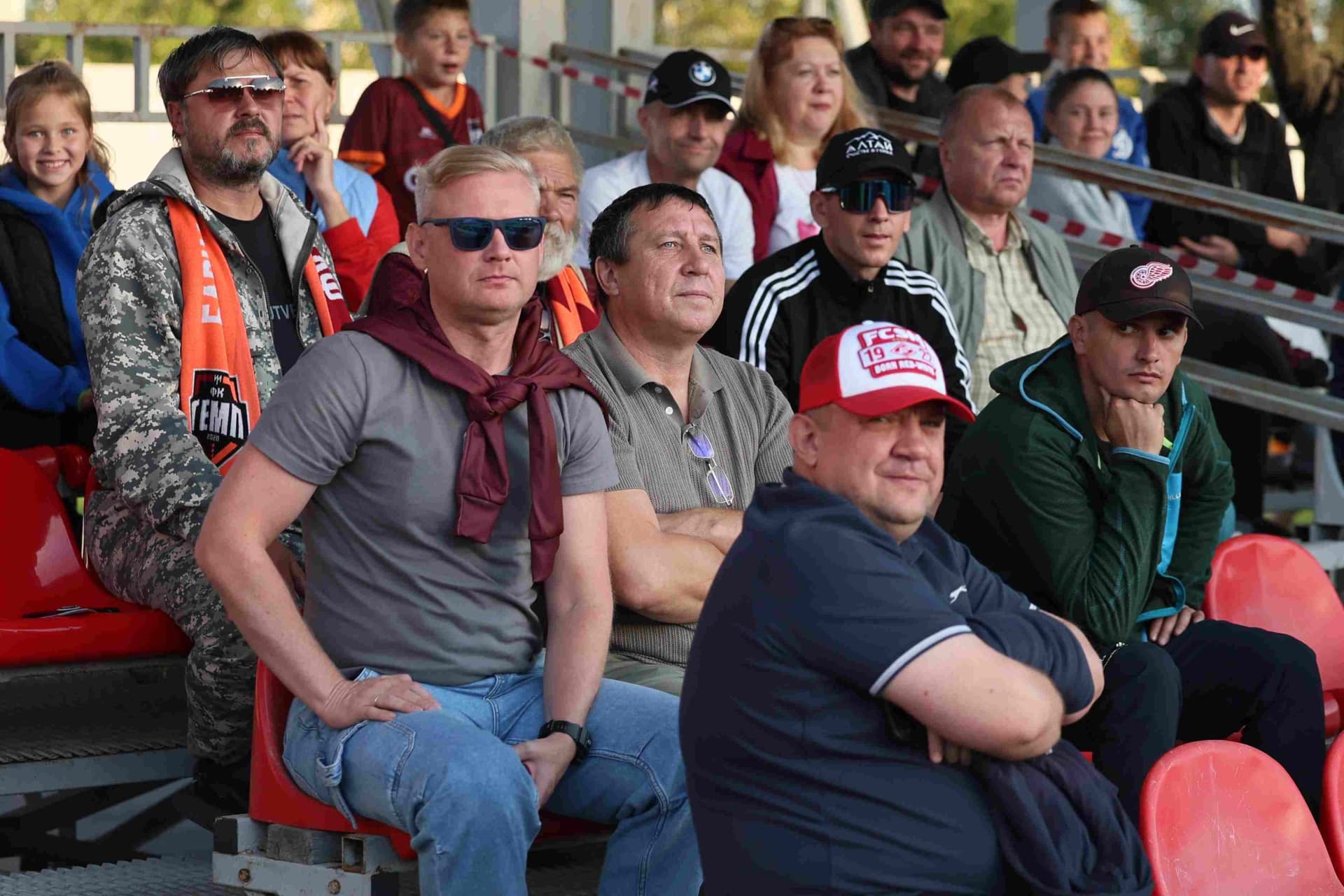 «Полимер» 2:2 «Темп». Третья лига. 05.09.2025. Владимир Мартынов («CX News») и Александр Чёрный («Алтайский спорт») — кадр 223