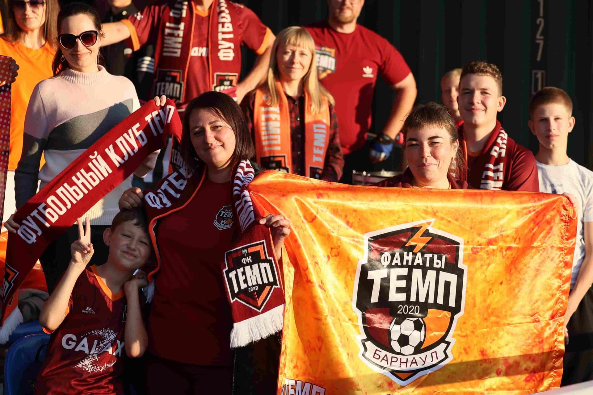 «Полимер» 2:2 «Темп». Третья лига. 05.09.2025. Владимир Мартынов («CX News») и Александр Чёрный («Алтайский спорт») — кадр 226