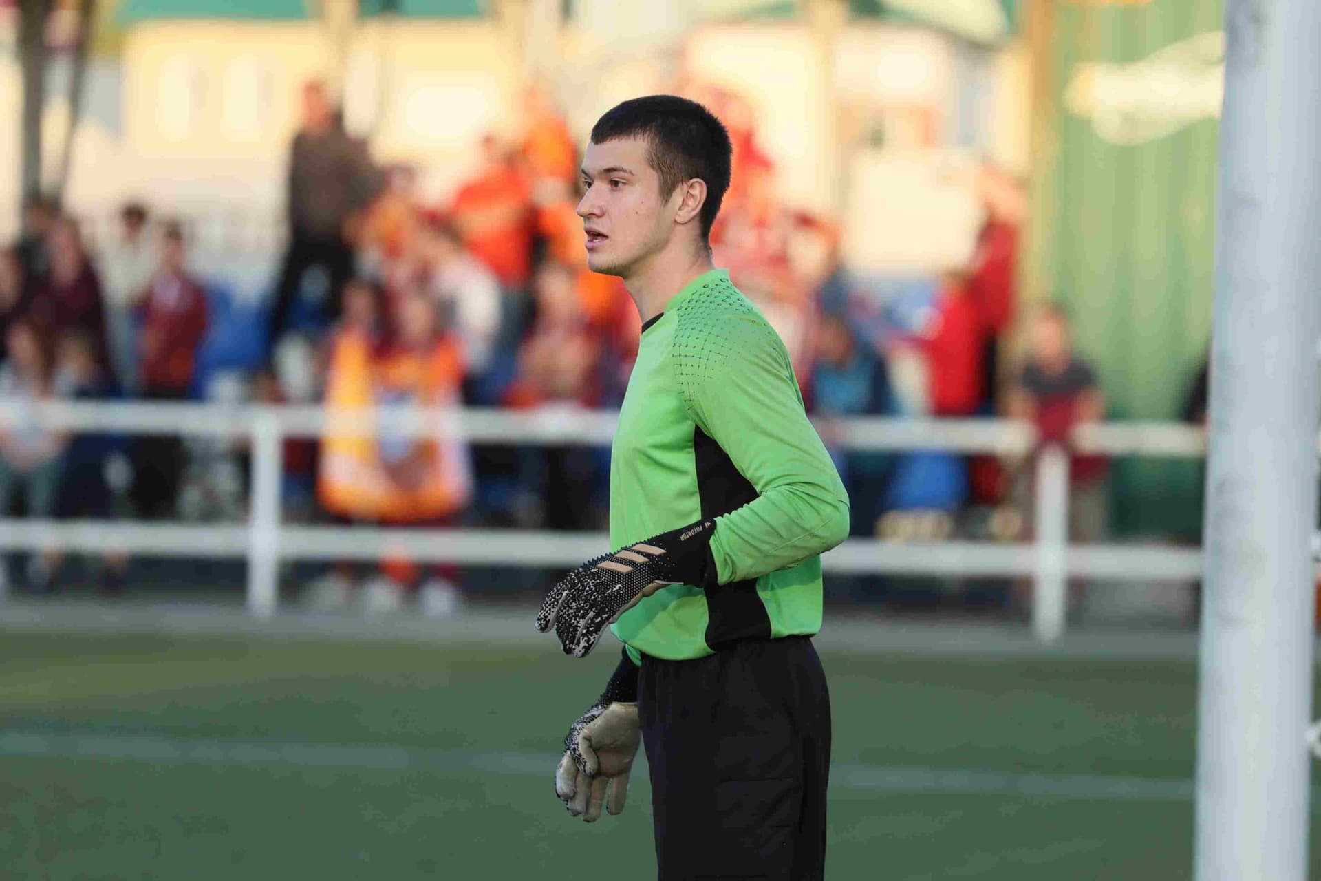 «Полимер» 2:2 «Темп». Третья лига. 05.09.2025. Владимир Мартынов («CX News») и Александр Чёрный («Алтайский спорт») — кадр 230