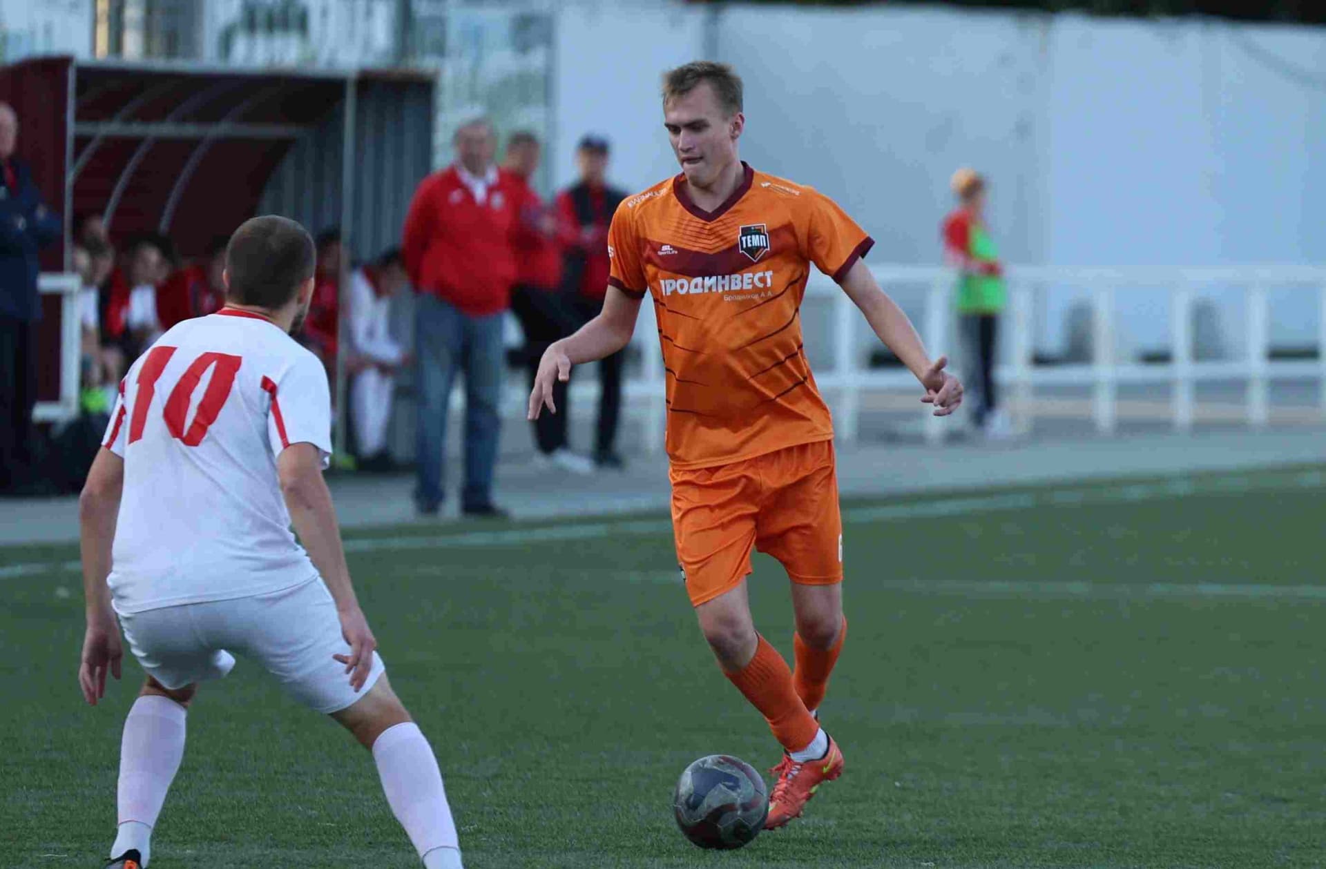 «Полимер» 2:2 «Темп». Третья лига. 05.09.2025. Владимир Мартынов («CX News») и Александр Чёрный («Алтайский спорт») — кадр 231