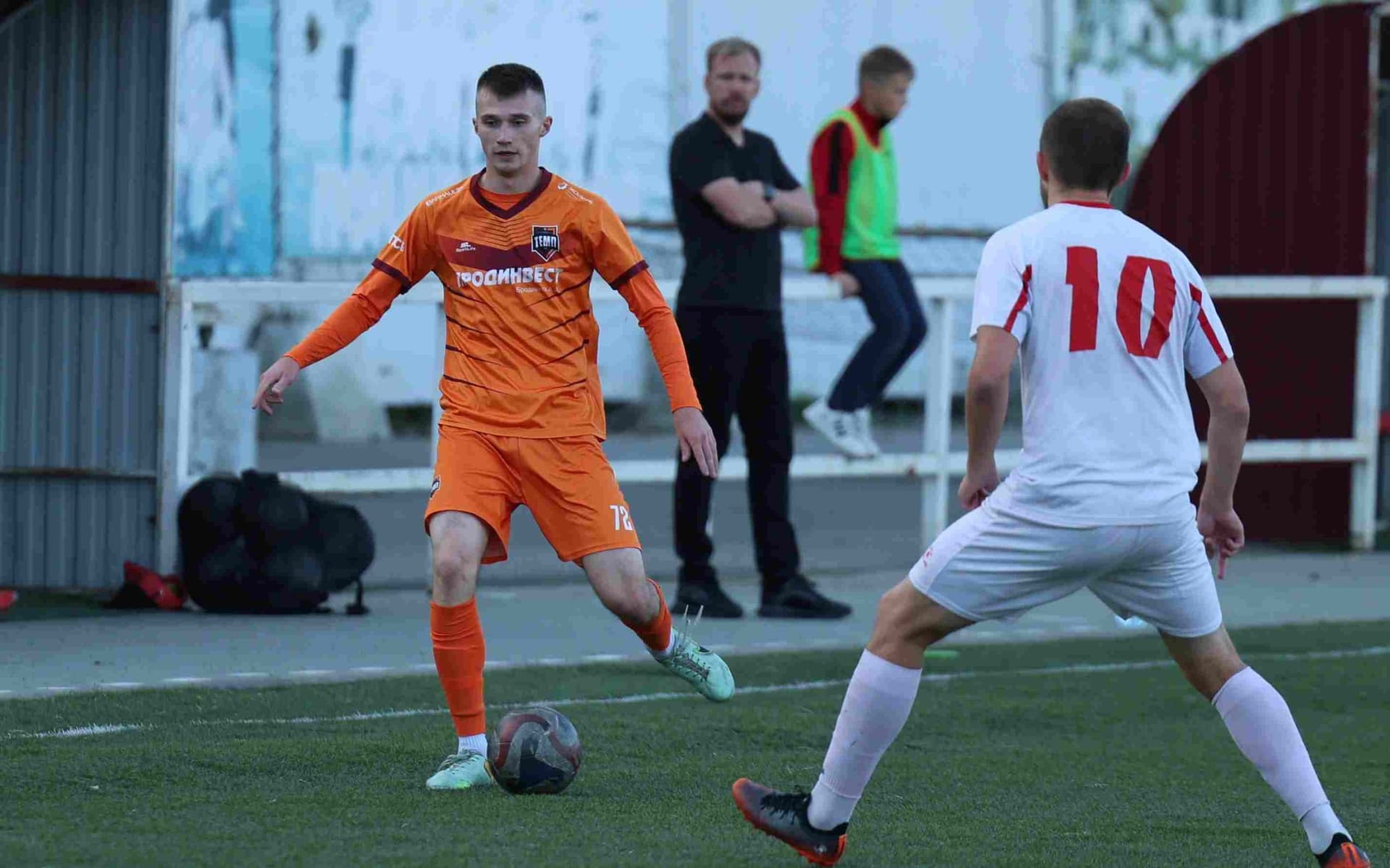 «Полимер» 2:2 «Темп». Третья лига. 05.09.2025. Владимир Мартынов («CX News») и Александр Чёрный («Алтайский спорт») — кадр 232