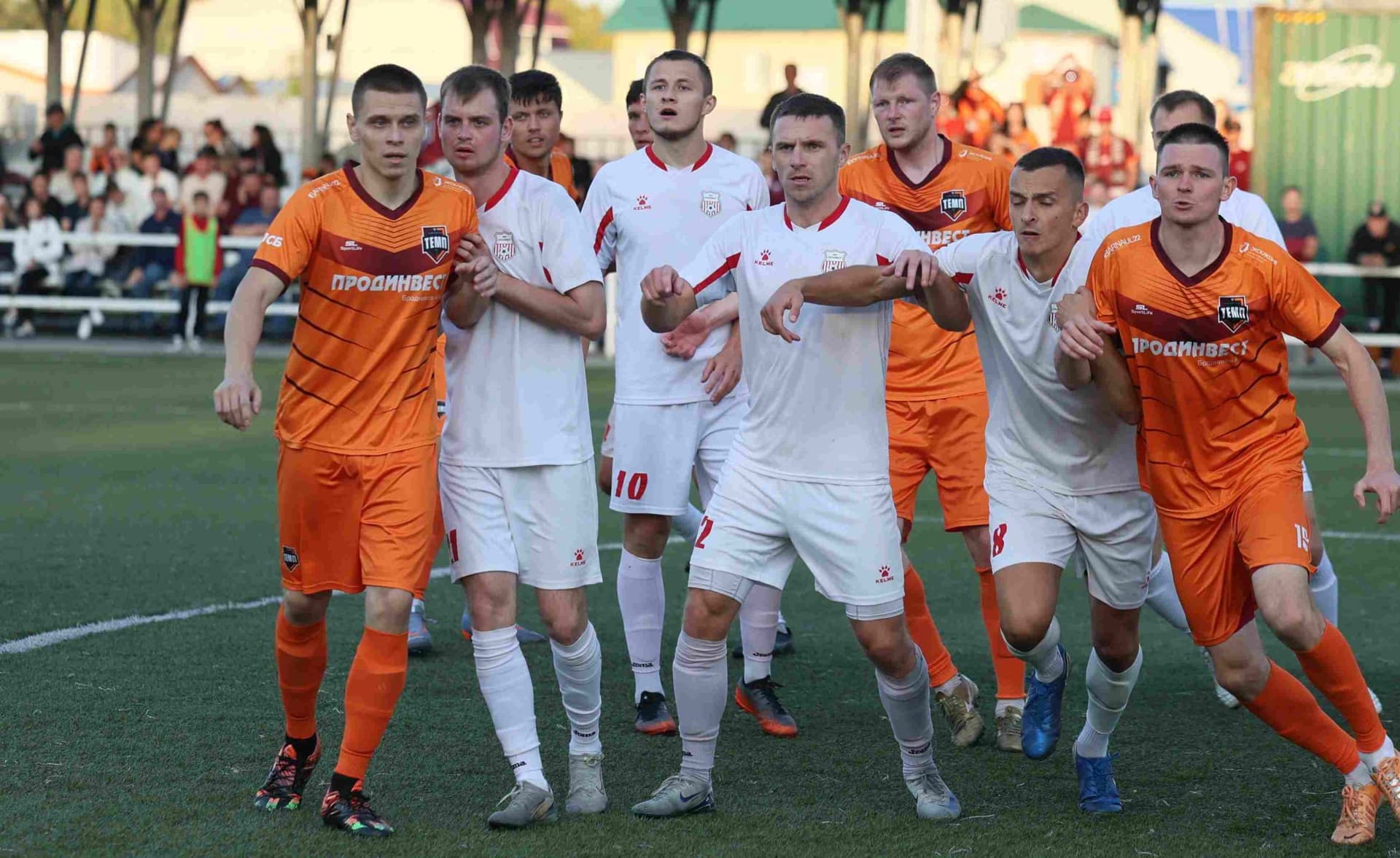 «Полимер» 2:2 «Темп». Третья лига. 05.09.2025. Владимир Мартынов («CX News») и Александр Чёрный («Алтайский спорт») — кадр 234