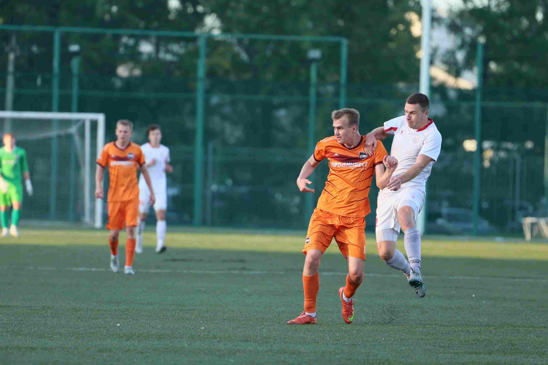 «Полимер» 2:2 «Темп». Третья лига. 05.09.2025. Владимир Мартынов («CX News») и Александр Чёрный («Алтайский спорт») — кадр 237