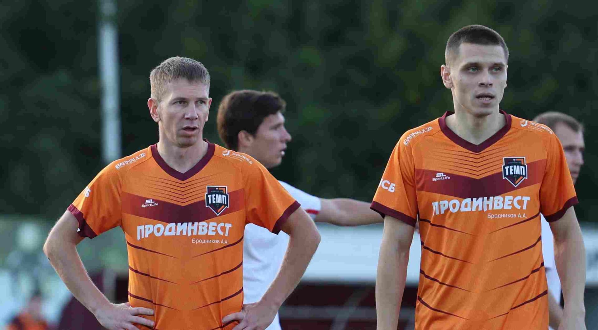 «Полимер» 2:2 «Темп». Третья лига. 05.09.2025. Владимир Мартынов («CX News») и Александр Чёрный («Алтайский спорт») — кадр 240