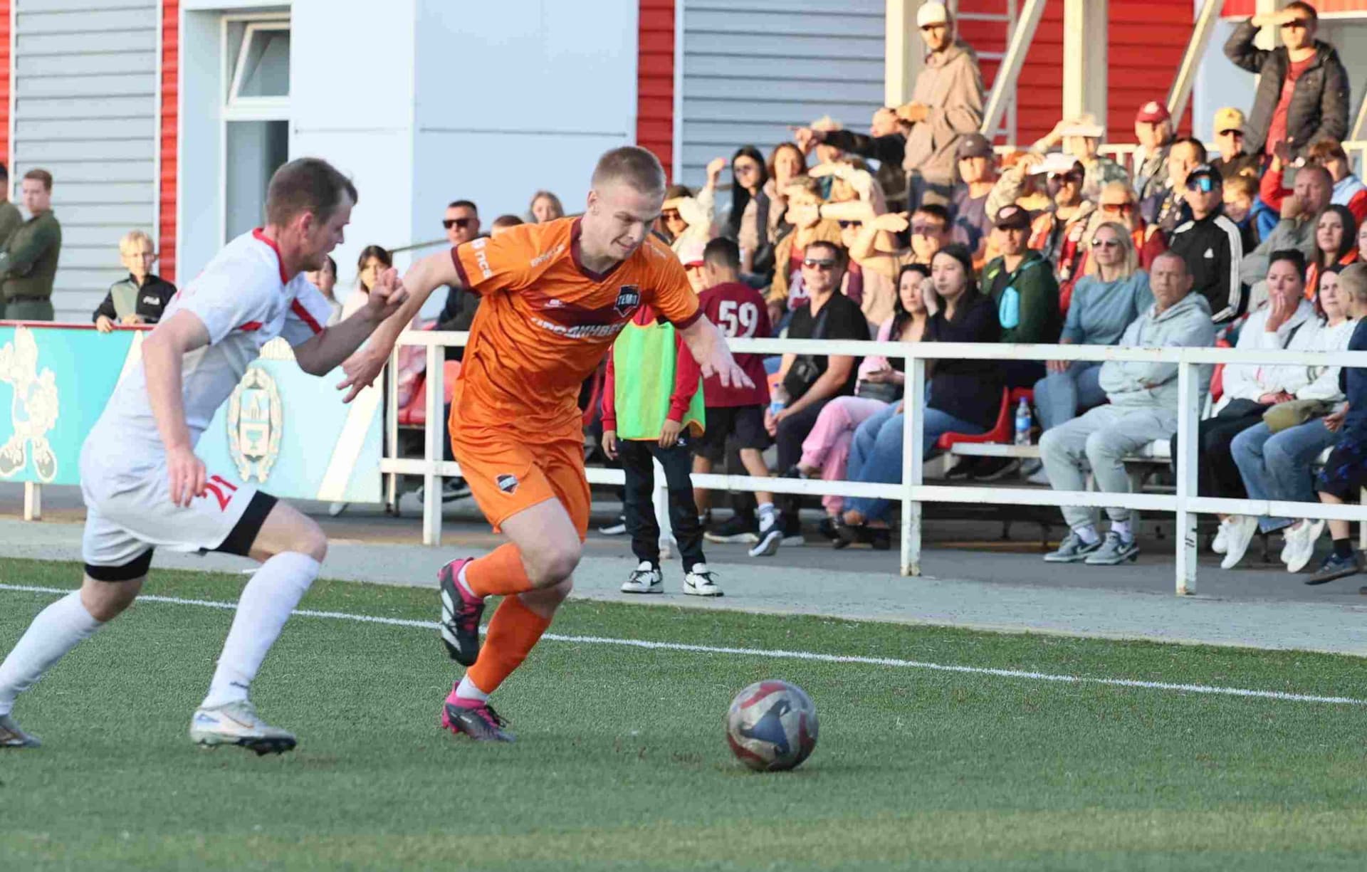 «Полимер» 2:2 «Темп». Третья лига. 05.09.2025. Владимир Мартынов («CX News») и Александр Чёрный («Алтайский спорт») — кадр 243